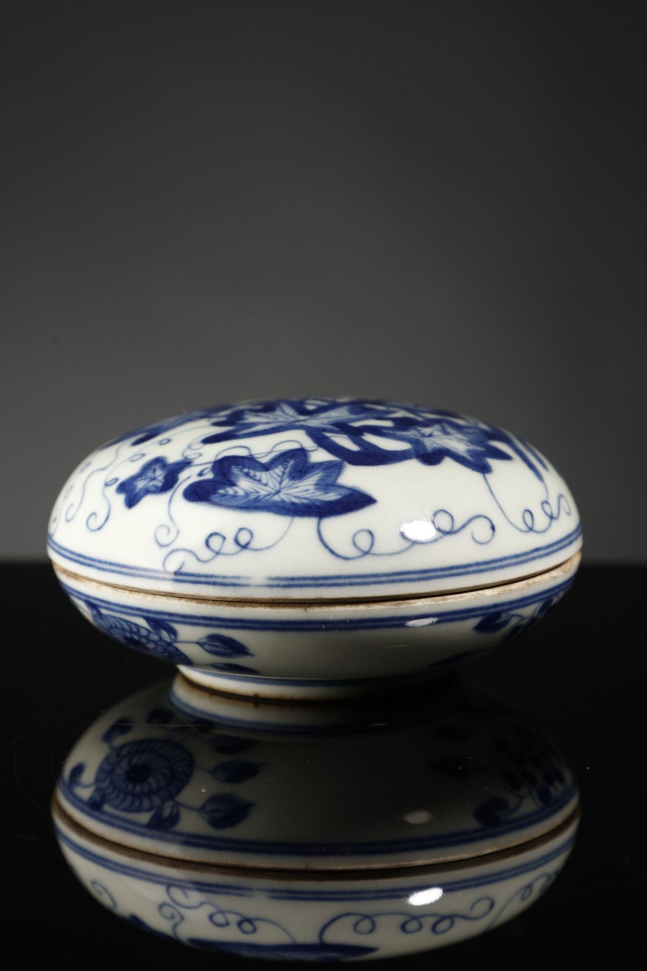 Arte Cinese  A blue and white porcelain box China, Qing dynasty, Kangxi mark and period (1661-1722)  - Bild 2 aus 4