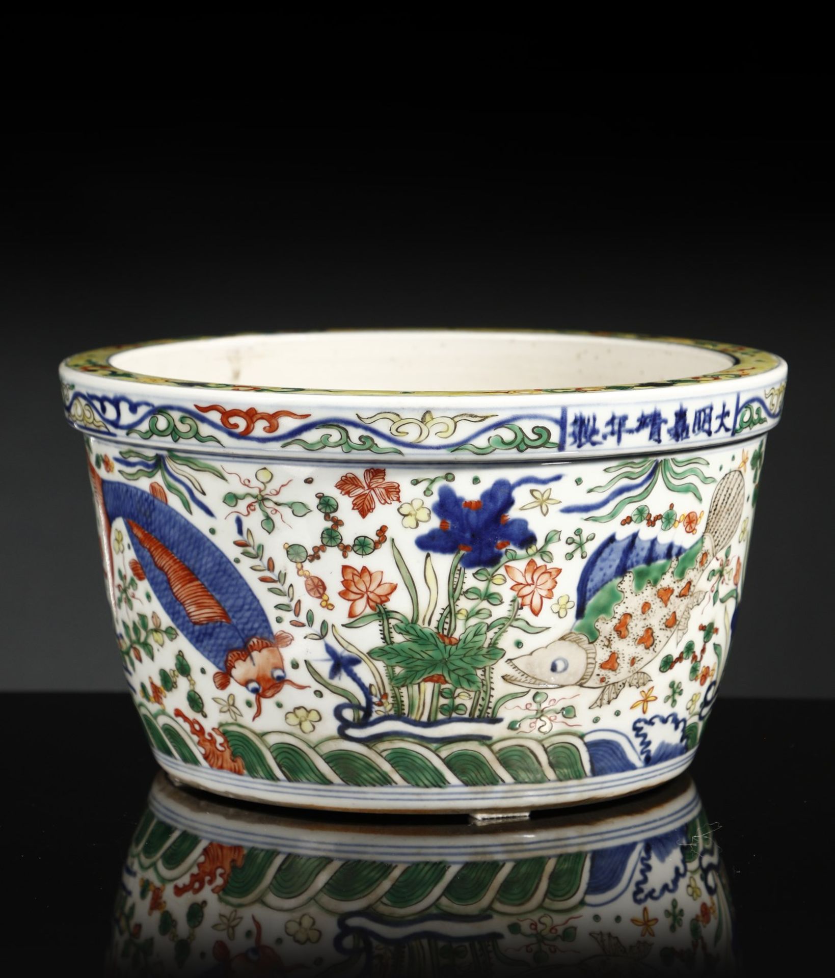 Arte Cinese  A small wucai cachepot China, Qing dynasty, 19th century (?). - Bild 2 aus 6