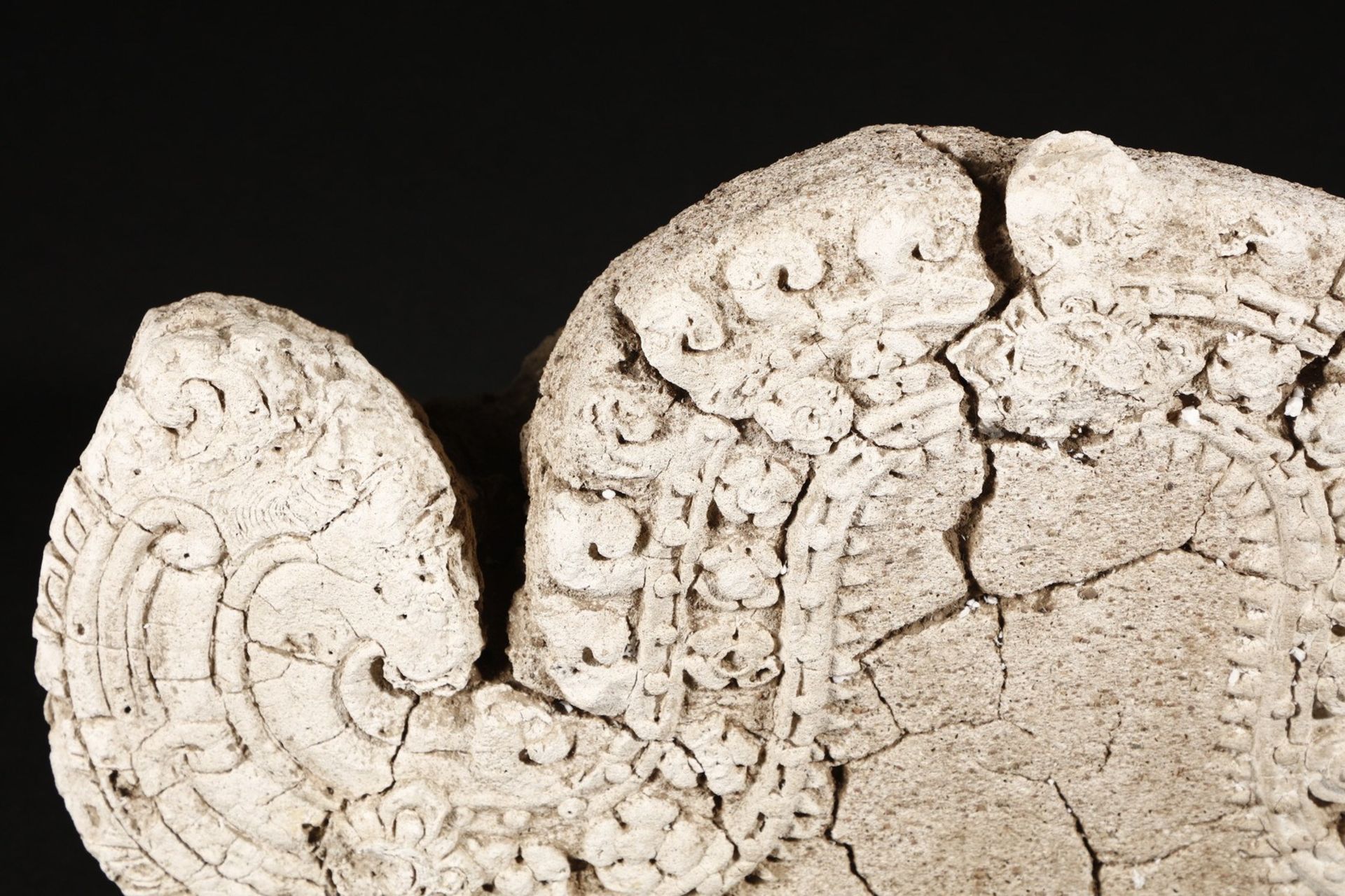 Arte Sud-Est Asiatico  A plaster o natural sandstone frieze fragment Cambodia, Khmer dynasty, 12th c - Bild 5 aus 8