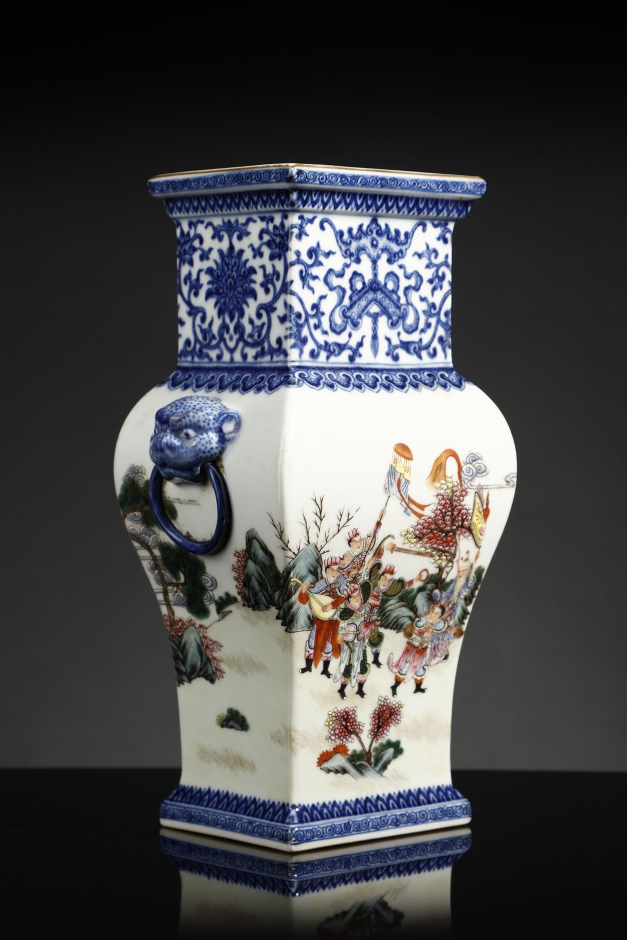 Arte Cinese  A famille rose porcelain hu vase bearing a Qianlong mark at the base China, Qing dynast - Bild 4 aus 7