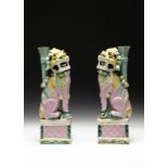 Arte Cinese A pair of polychrome porcelain lion shaped incense holdersChina, Qing dynasty, 18th cen