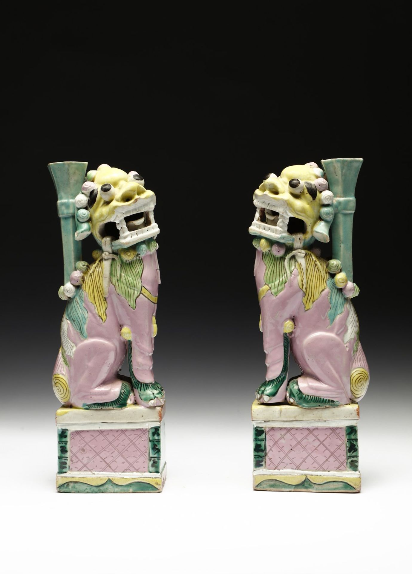 Arte Cinese  A pair of polychrome porcelain lion shaped incense holdersChina, Qing dynasty, 18th cen