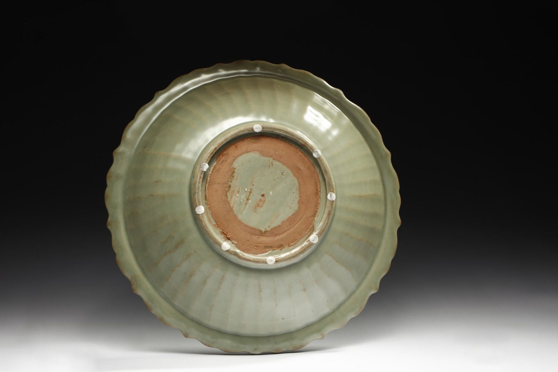 Arte Cinese  A celadon charger with lobed edge China, Yuan dynasty (1279-1378) . - Bild 4 aus 4