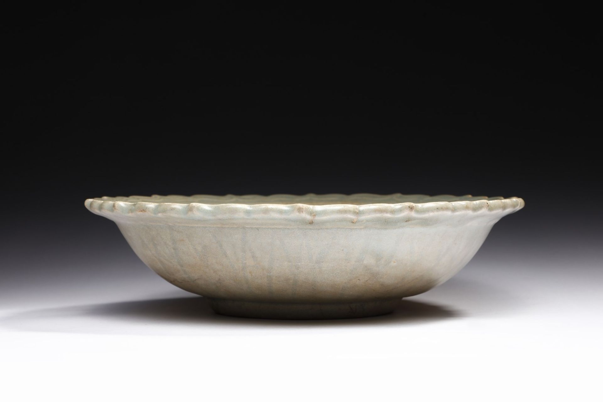 Arte Cinese  A celadon glazed dish with foliated rim China, Yuan (1279-1378) . - Bild 3 aus 4