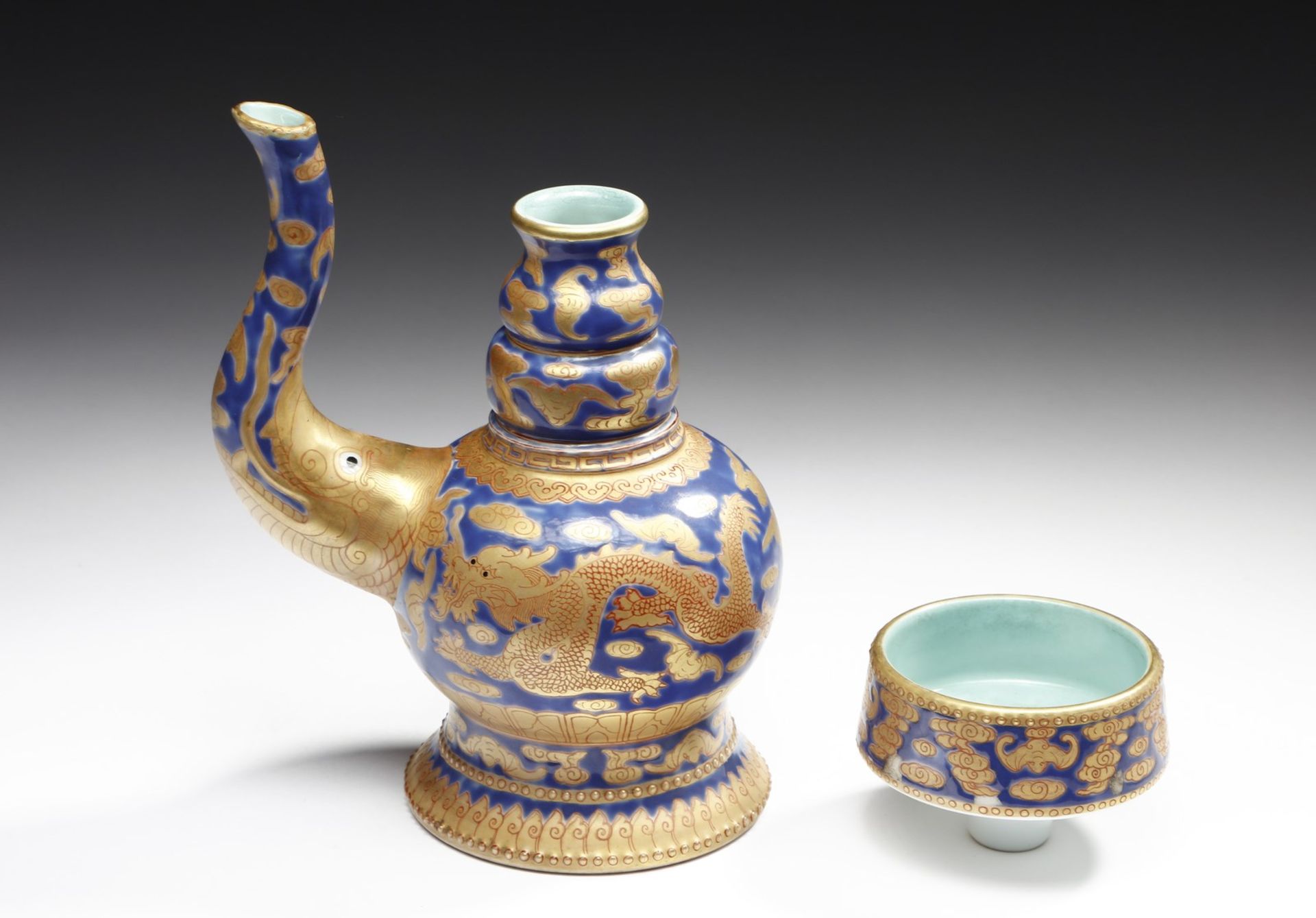 Arte Cinese A polychrome porcelain teapot China, 20th century . - Image 3 of 6
