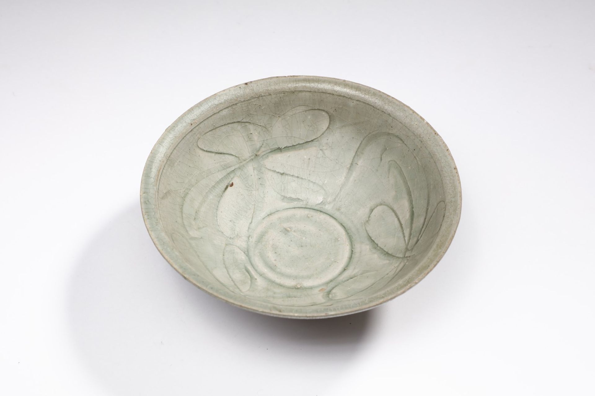 Arte Sud-Est Asiatico  A pale green celadon cup Thailand, Sukhothai (1238-1351) . - Bild 3 aus 4