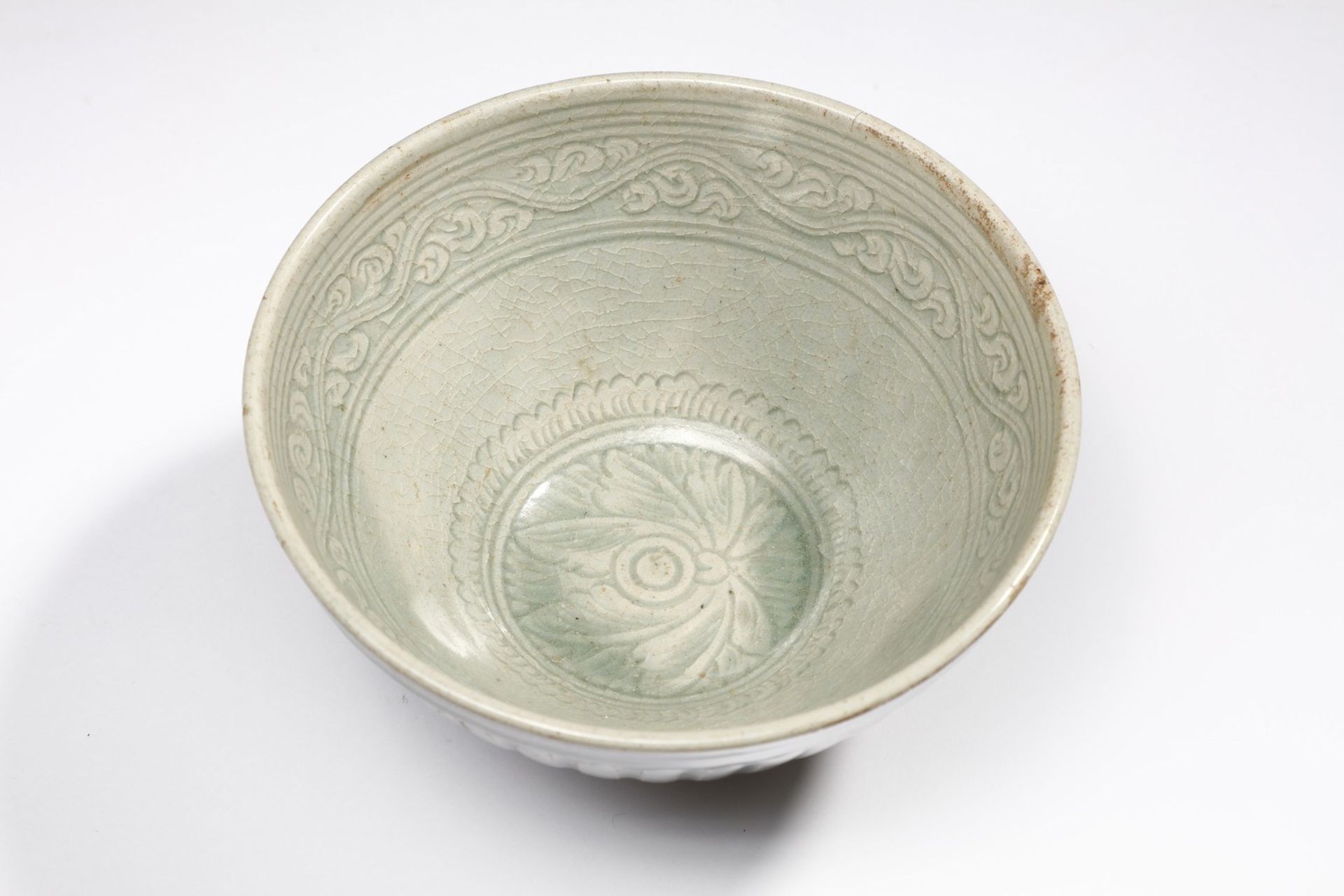 Arte Sud-Est Asiatico  A petal engraved celadon glazed pottery bowl Thailand, Sukhothai (1238-1351)  - Bild 3 aus 4