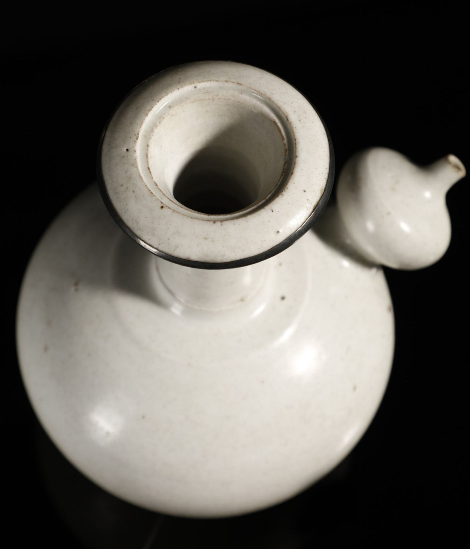 Arte Cinese  A monochrome Kendi China, possibly Song dynasty (960-1279), 13th century . - Bild 4 aus 5