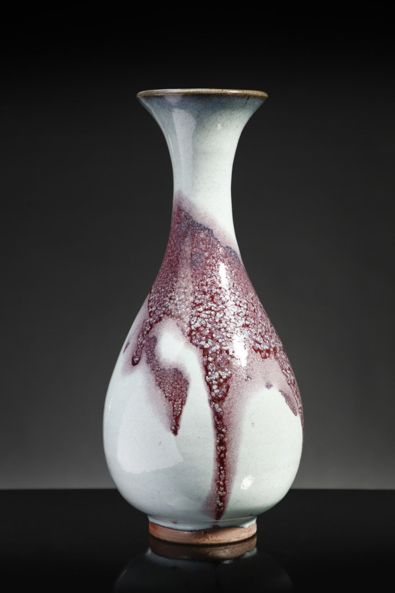 Arte Cinese  A Jun bottle vaseChina, Qing dynasty, 19th century .