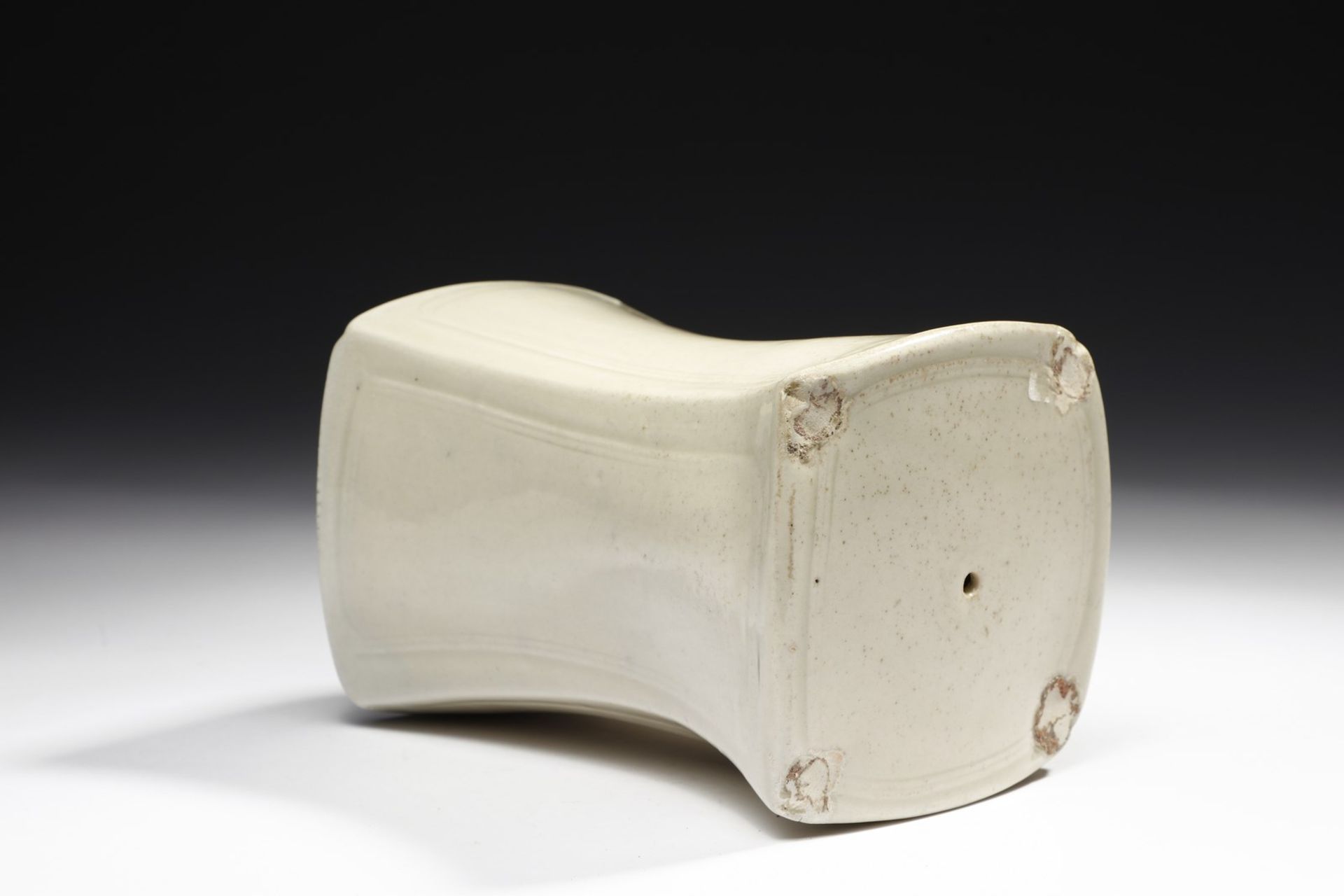 Arte Cinese  A porcelain headrest China, Song dynasty (960-1279) . - Bild 2 aus 5