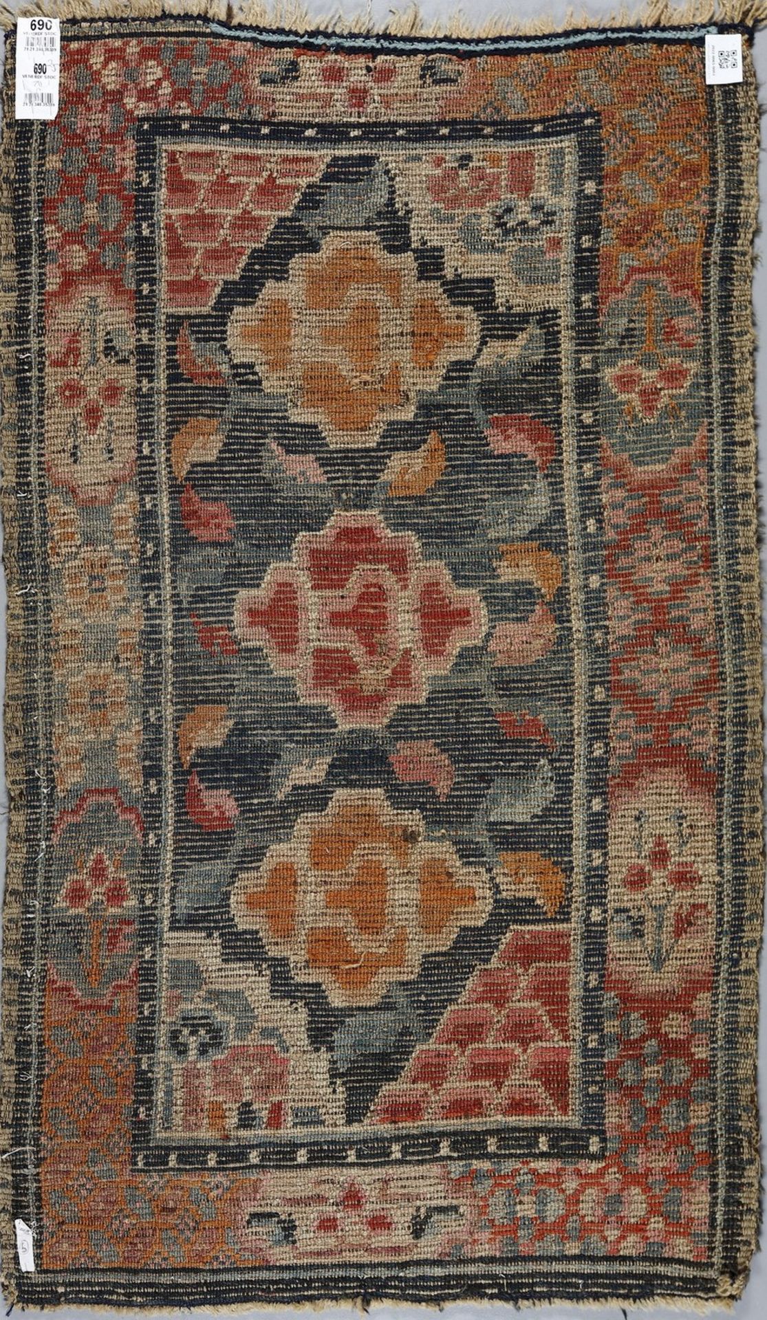 .  A Tibetan rug with peonies Tibet, early 20th century . - Bild 4 aus 4