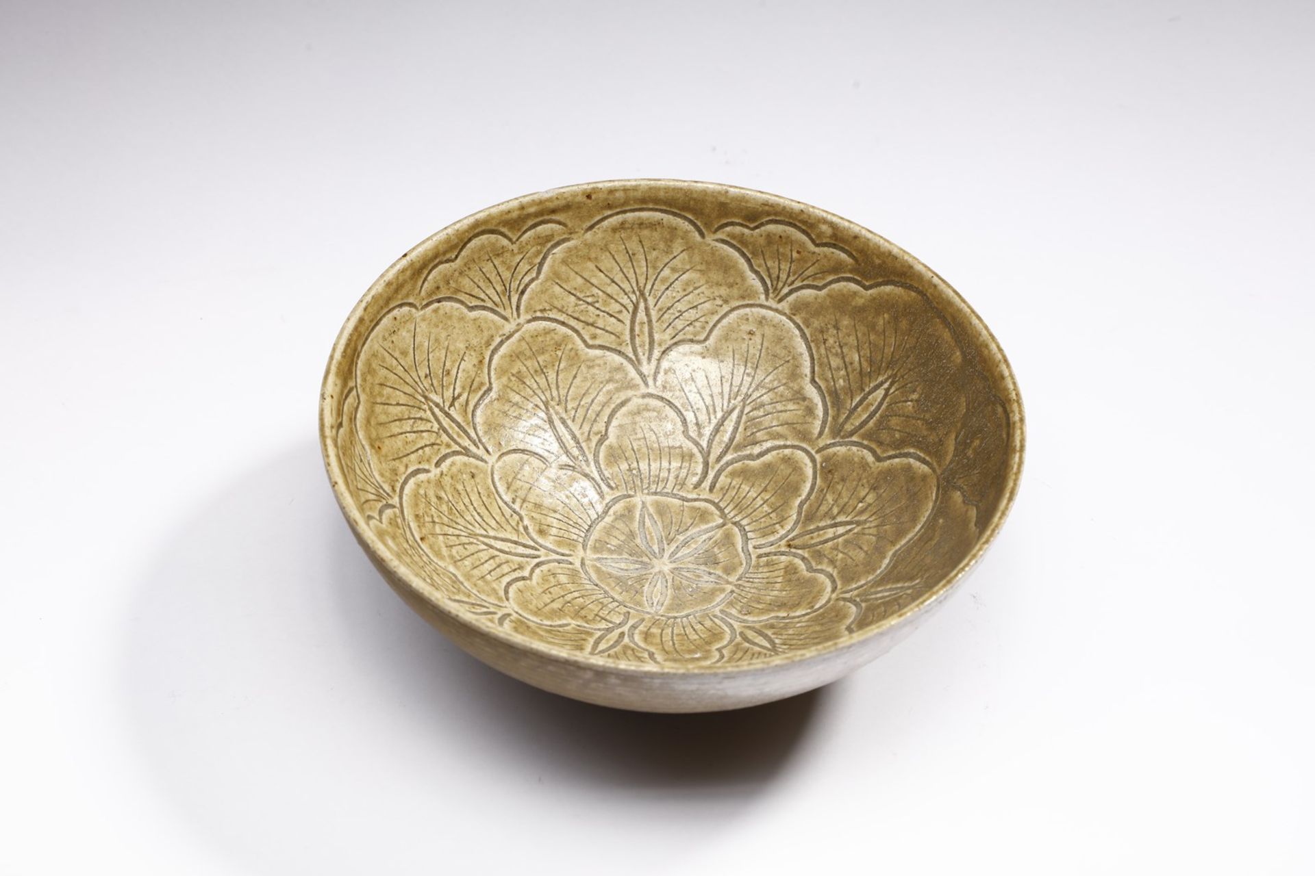 Arte Cinese A celadon glazed cup China, Song dynasty (960-1279) . - Image 3 of 6