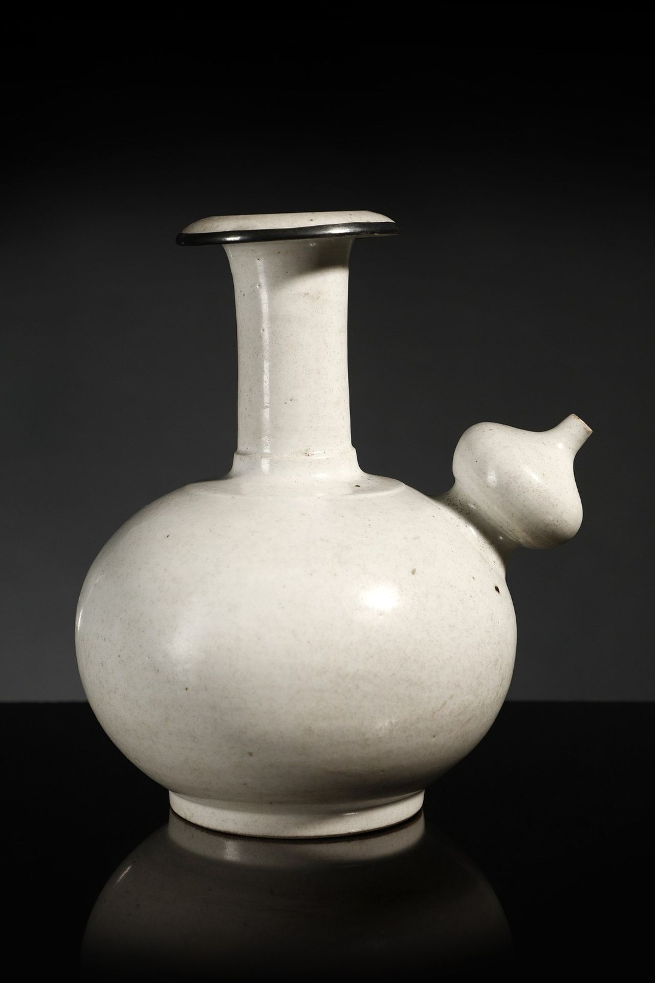 Arte Cinese  A monochrome Kendi China, possibly Song dynasty (960-1279), 13th century . - Bild 2 aus 5