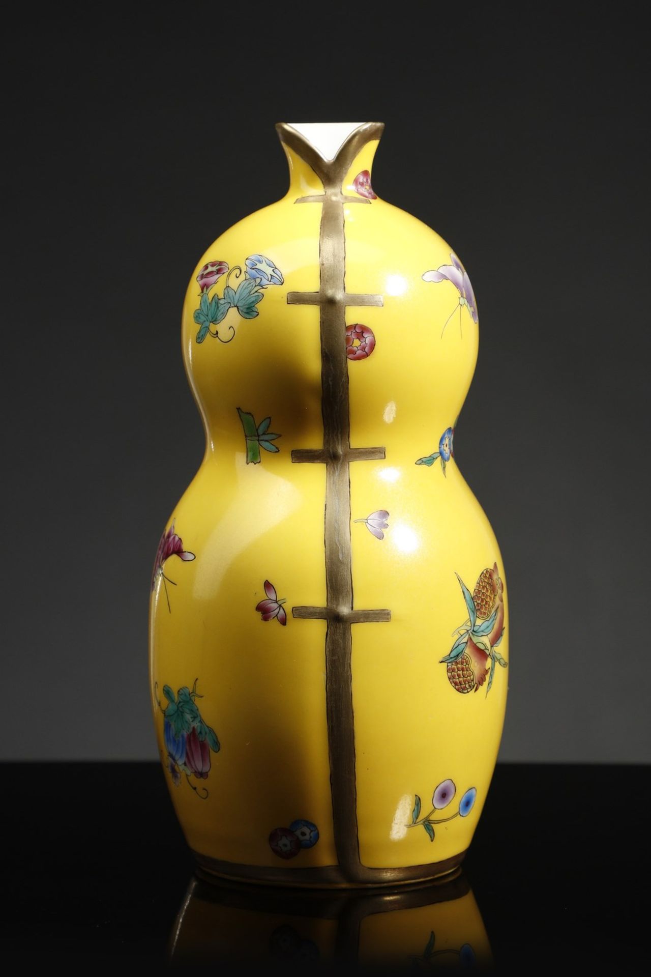 Arte Cinese  A yellow ground double pumpkin shaped porcelain vaseChina, 20th century . - Bild 3 aus 5