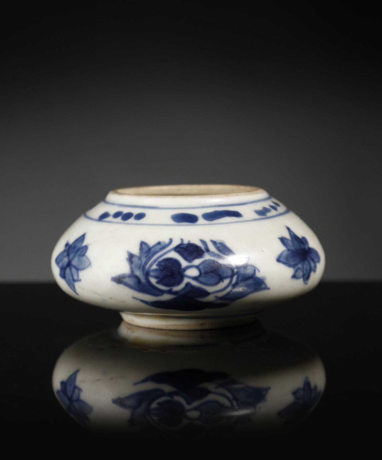 Arte Cinese  A blue and white porcelain brush washer China, Ming dynasty (1368-1644), 17th century . - Bild 2 aus 5