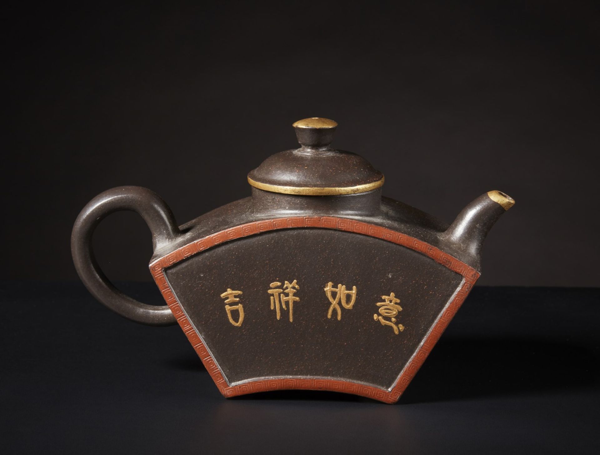 Arte Cinese  A fan shaped Yixing teapot decorated with a fish China, 20th century . - Bild 2 aus 3