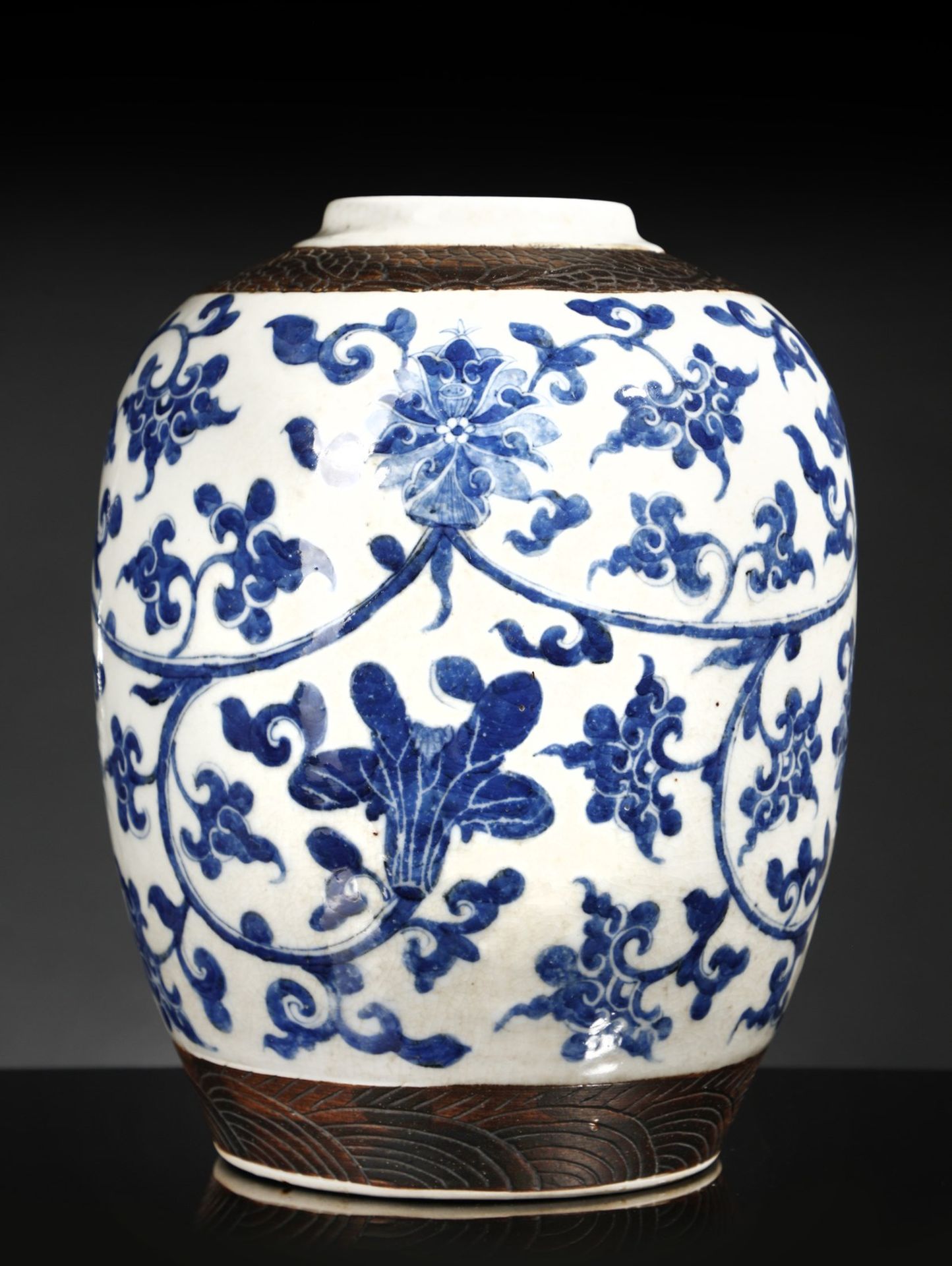 Arte Cinese  A blue and white porcelain vase painted with sprays China, Qing dynasty, late 18th cent