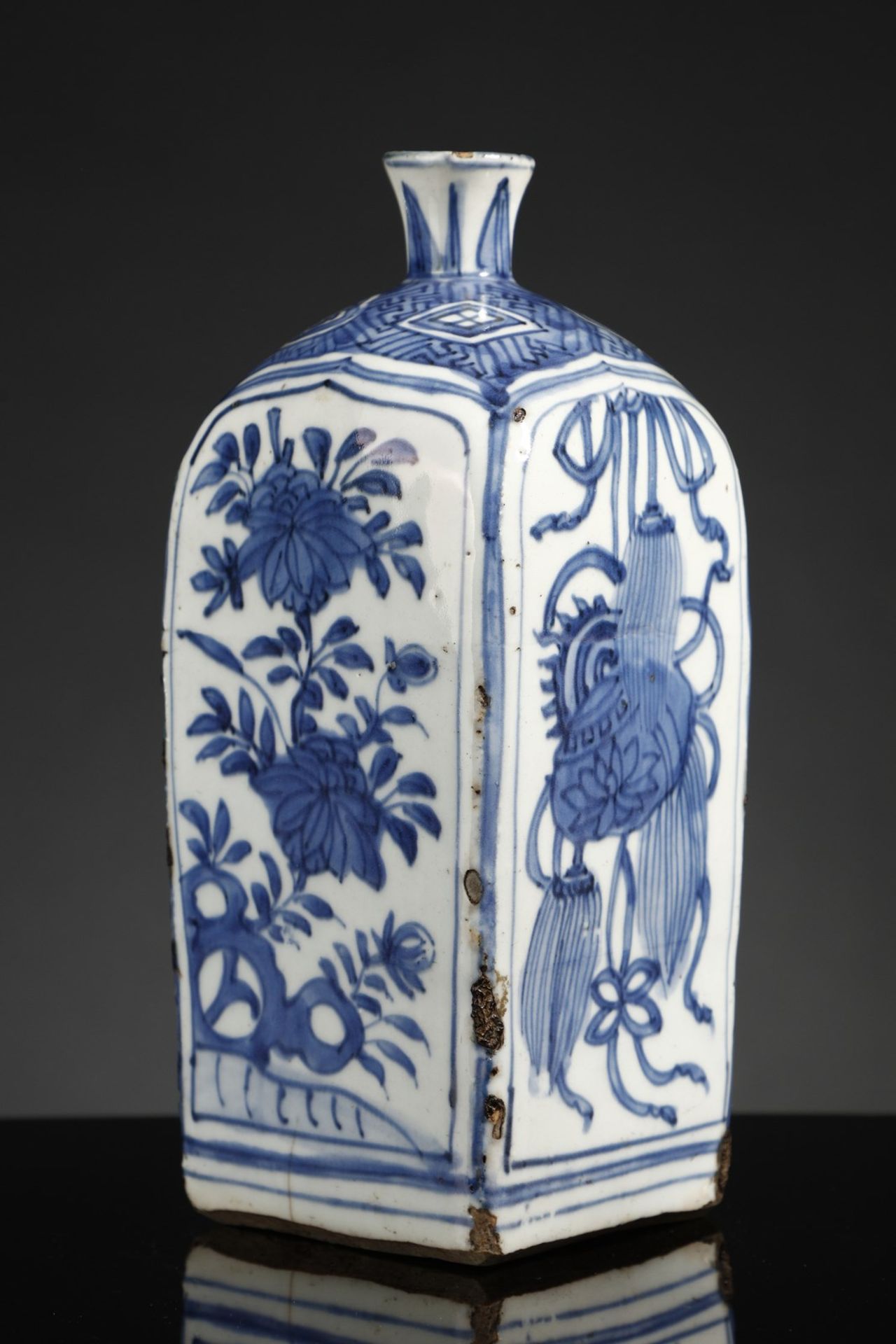 Arte Cinese  A squared faceted blue and white porcelain bottle China, late Ming dynasty, late 16th c - Bild 2 aus 5