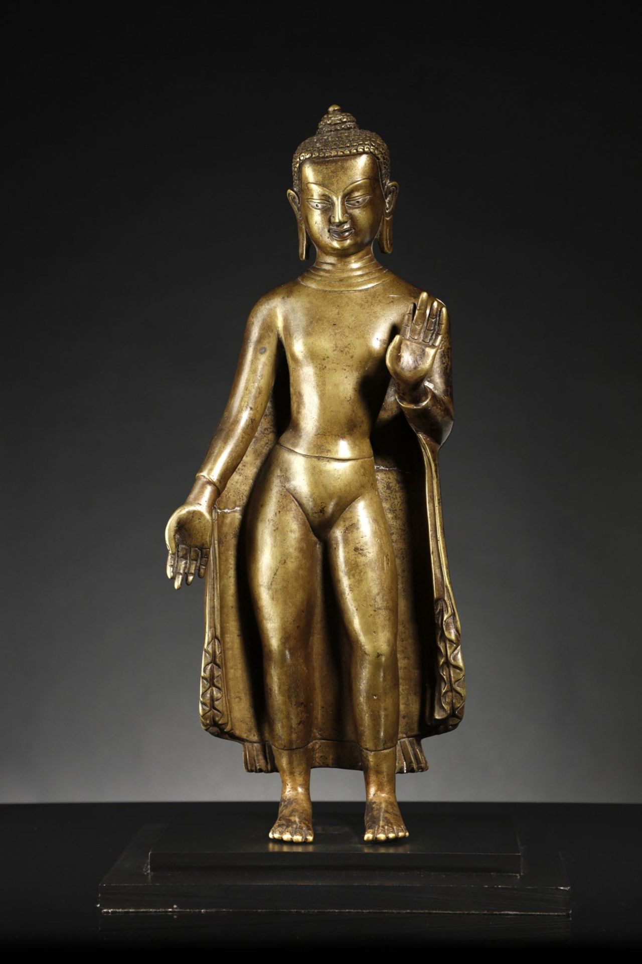 Arte Indiana A copper alloy standing Buddha figure in the late Gupta styleIndia, late 19th century - Image 2 of 8