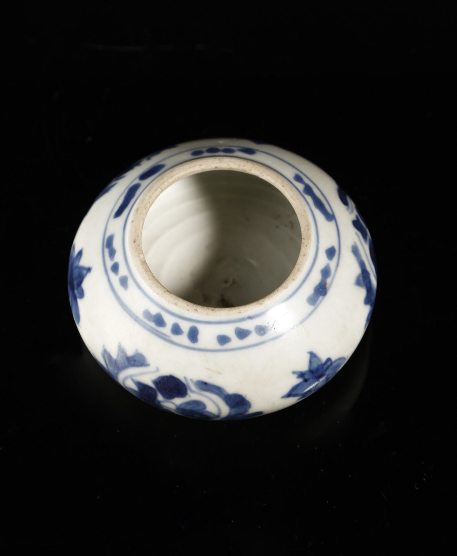 Arte Cinese  A blue and white porcelain brush washer China, Ming dynasty (1368-1644), 17th century . - Bild 4 aus 5
