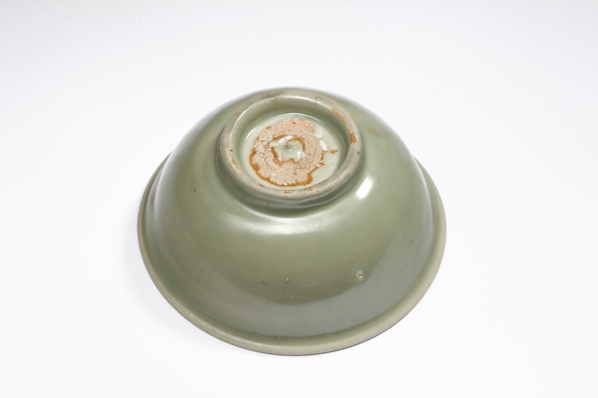 Arte Cinese  A celadon cup China, Ming dynasty (1368-1644) . - Bild 4 aus 4