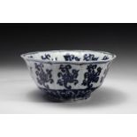 Arte Cinese A polylobed porcelain cupChina, Qing dynasty, 18th century.