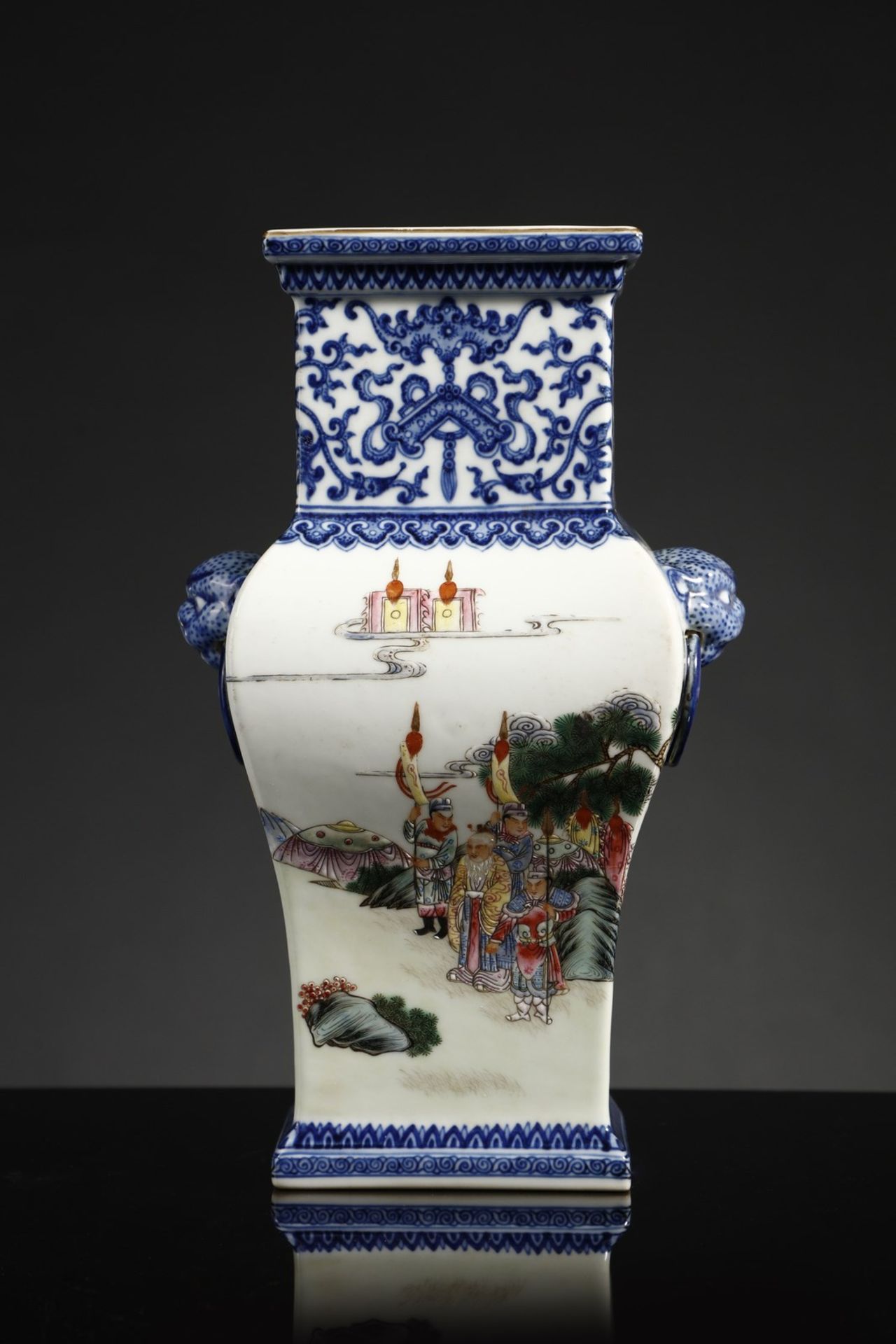 Arte Cinese  A famille rose porcelain hu vase bearing a Qianlong mark at the base China, Qing dynast