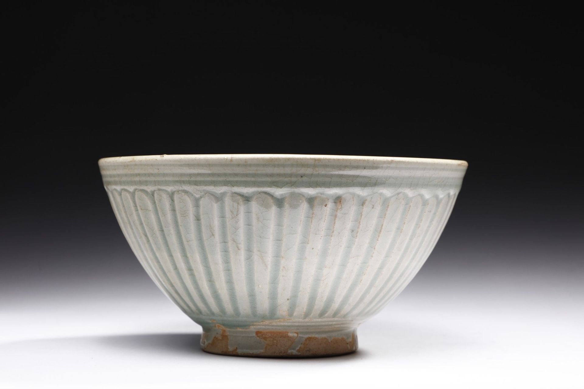 Arte Sud-Est Asiatico  A petal engraved celadon glazed pottery bowl Thailand, Sukhothai (1238-1351)  - Bild 2 aus 4