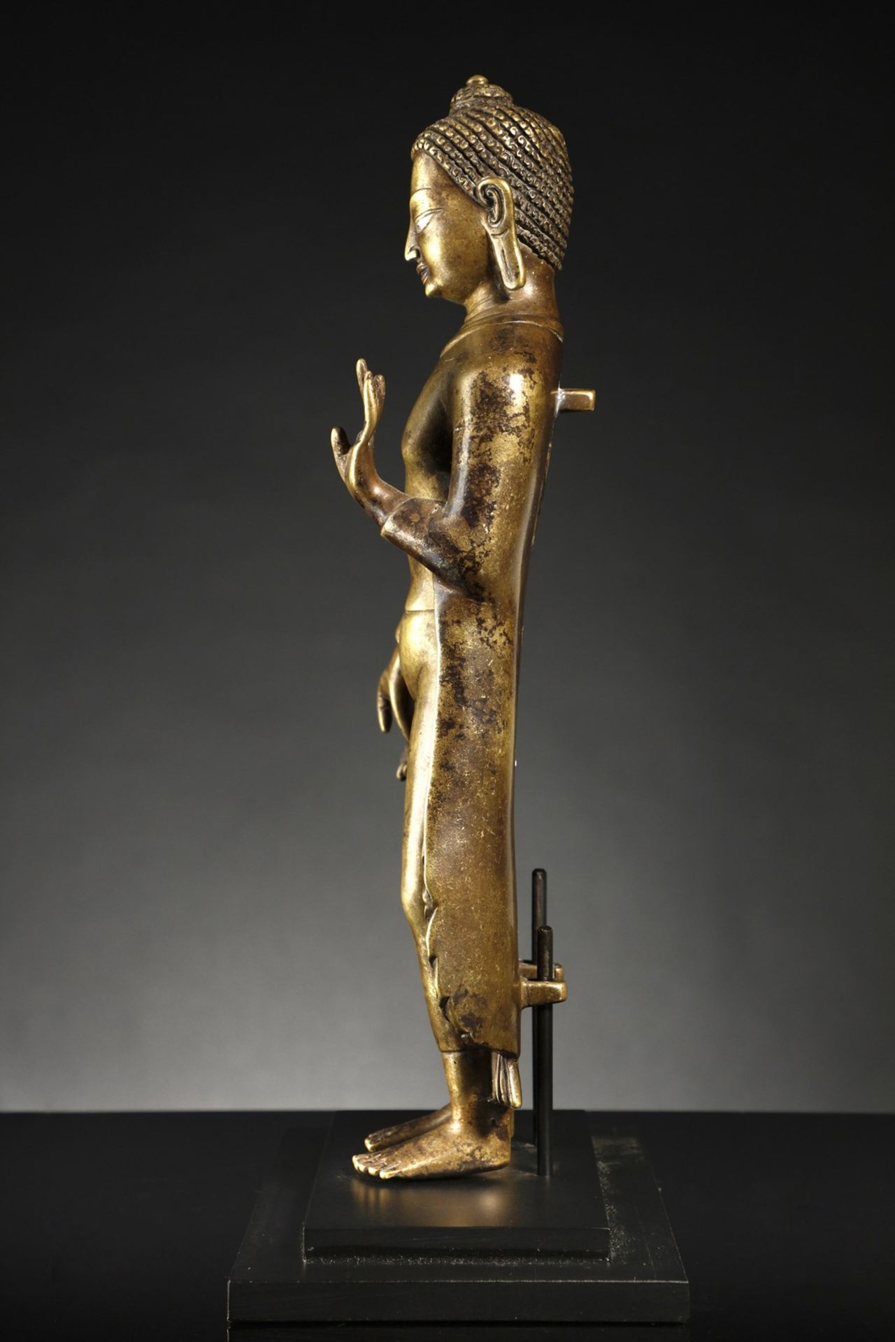 Arte Indiana A copper alloy standing Buddha figure in the late Gupta styleIndia, late 19th century - Image 3 of 8