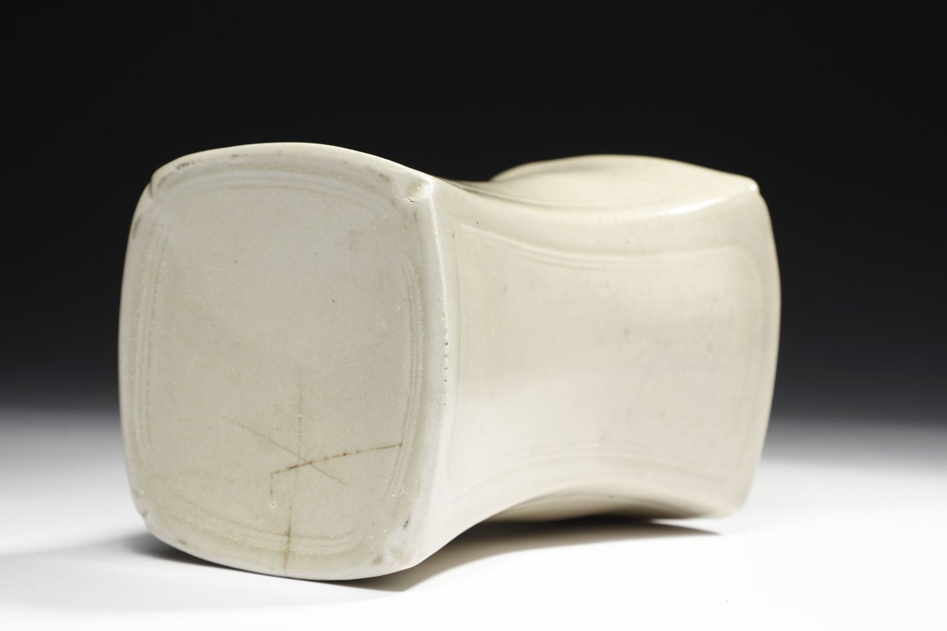 Arte Cinese  A porcelain headrest China, Song dynasty (960-1279) . - Bild 5 aus 5