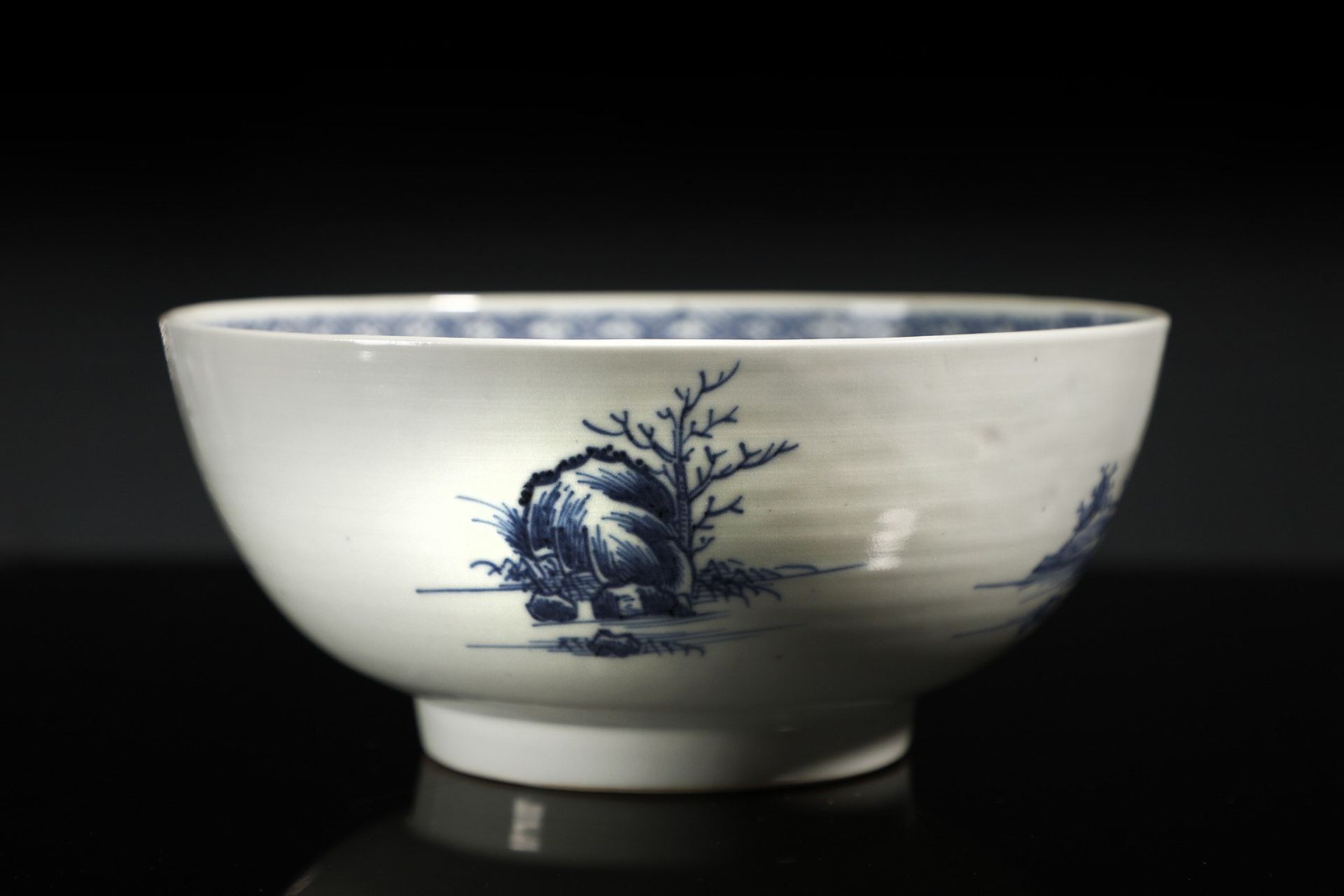 Arte Cinese  A blue and white Nanking cargo porcelain bowl China, Transitional period, 17th century  - Bild 4 aus 6