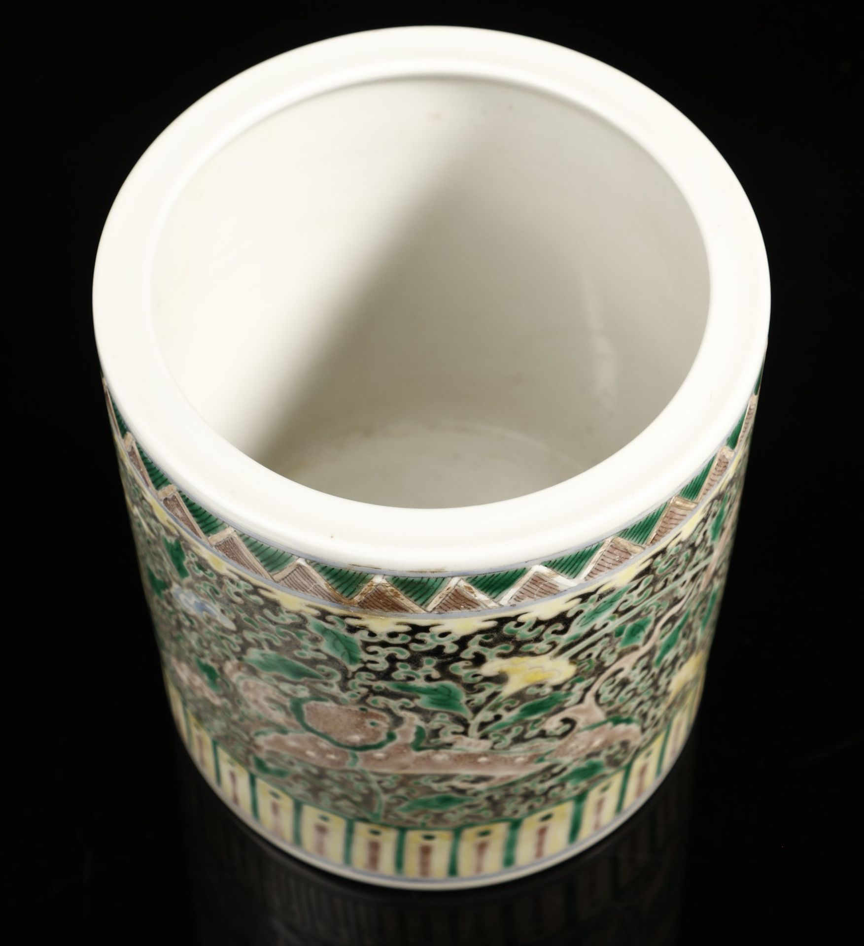 Arte Cinese  A porcelain brush pot BitongChina, Qing dynasty, Guangxu mark and period (1871-1908). - Bild 3 aus 4