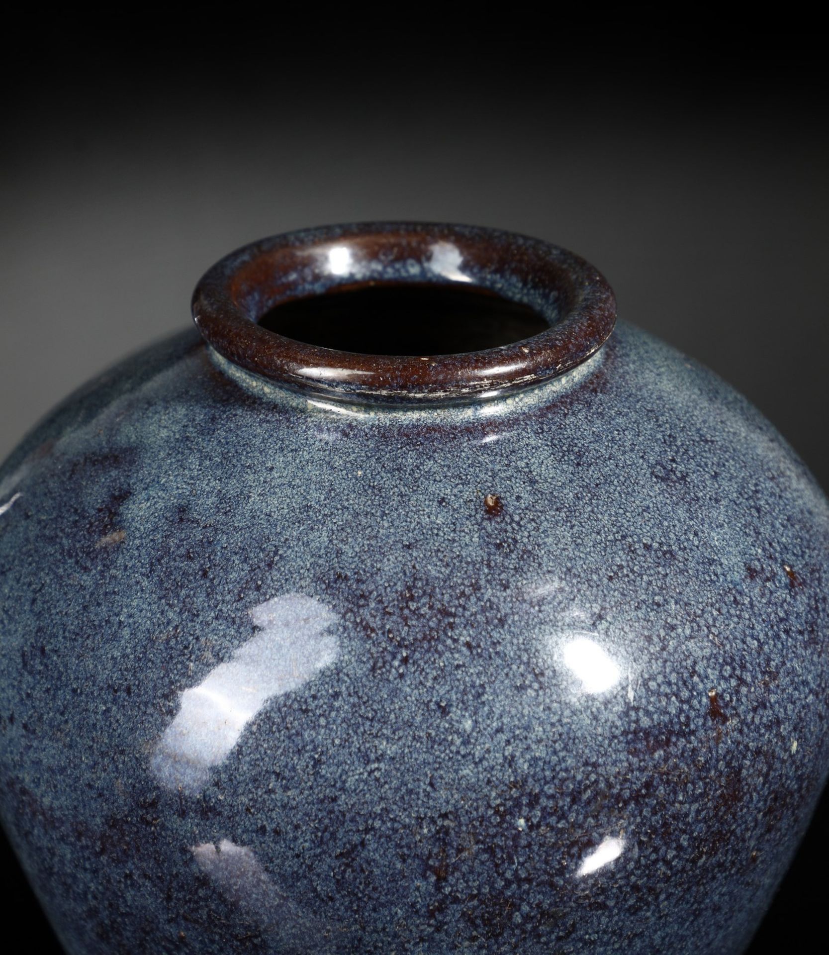 Arte Cinese  A blue stoneware Jun JarChina, Qing dynasty, 19th century. - Bild 3 aus 4