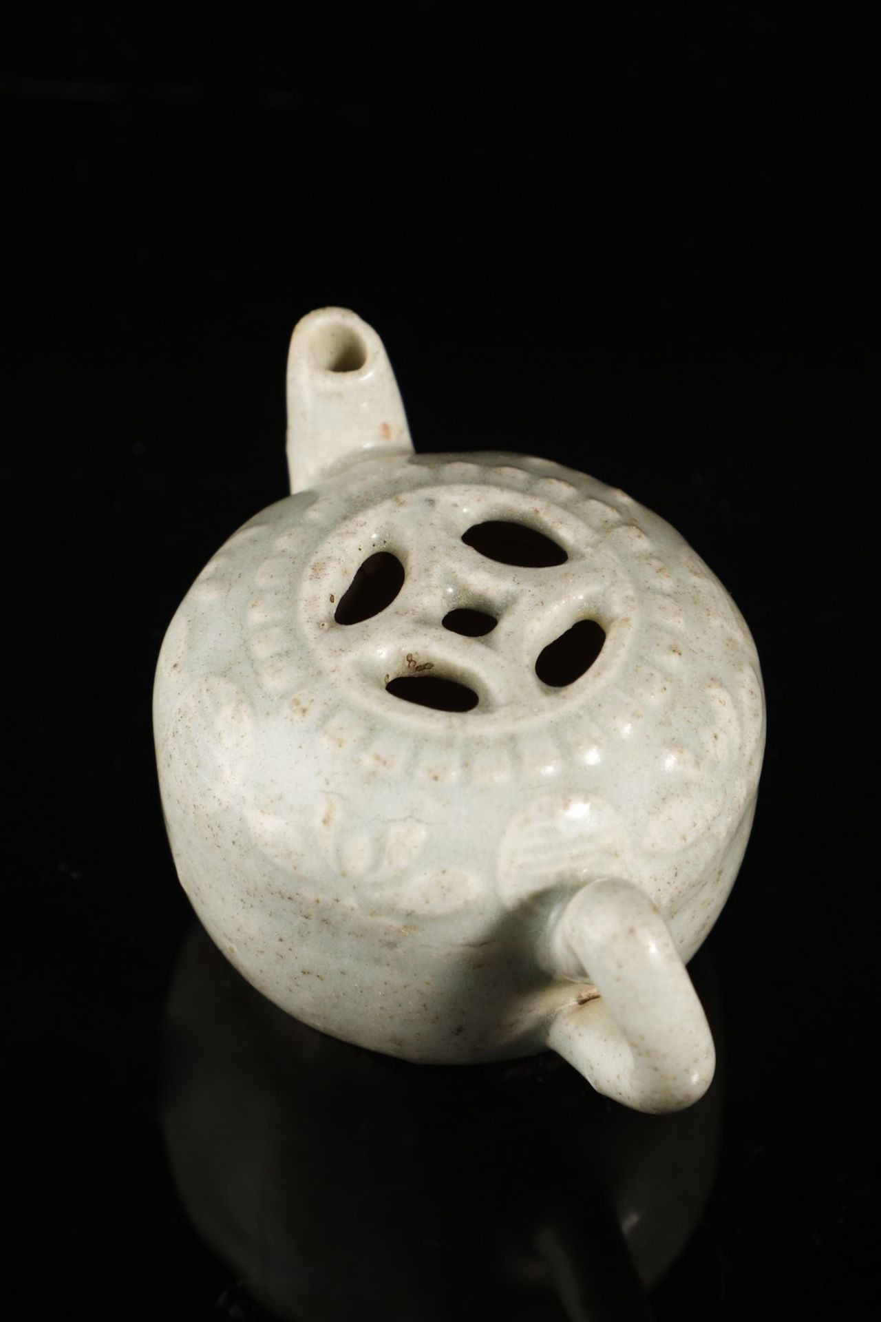 Arte Cinese A small celadon pourer China, Yuan dynasty (1271-1368) . - Image 2 of 4