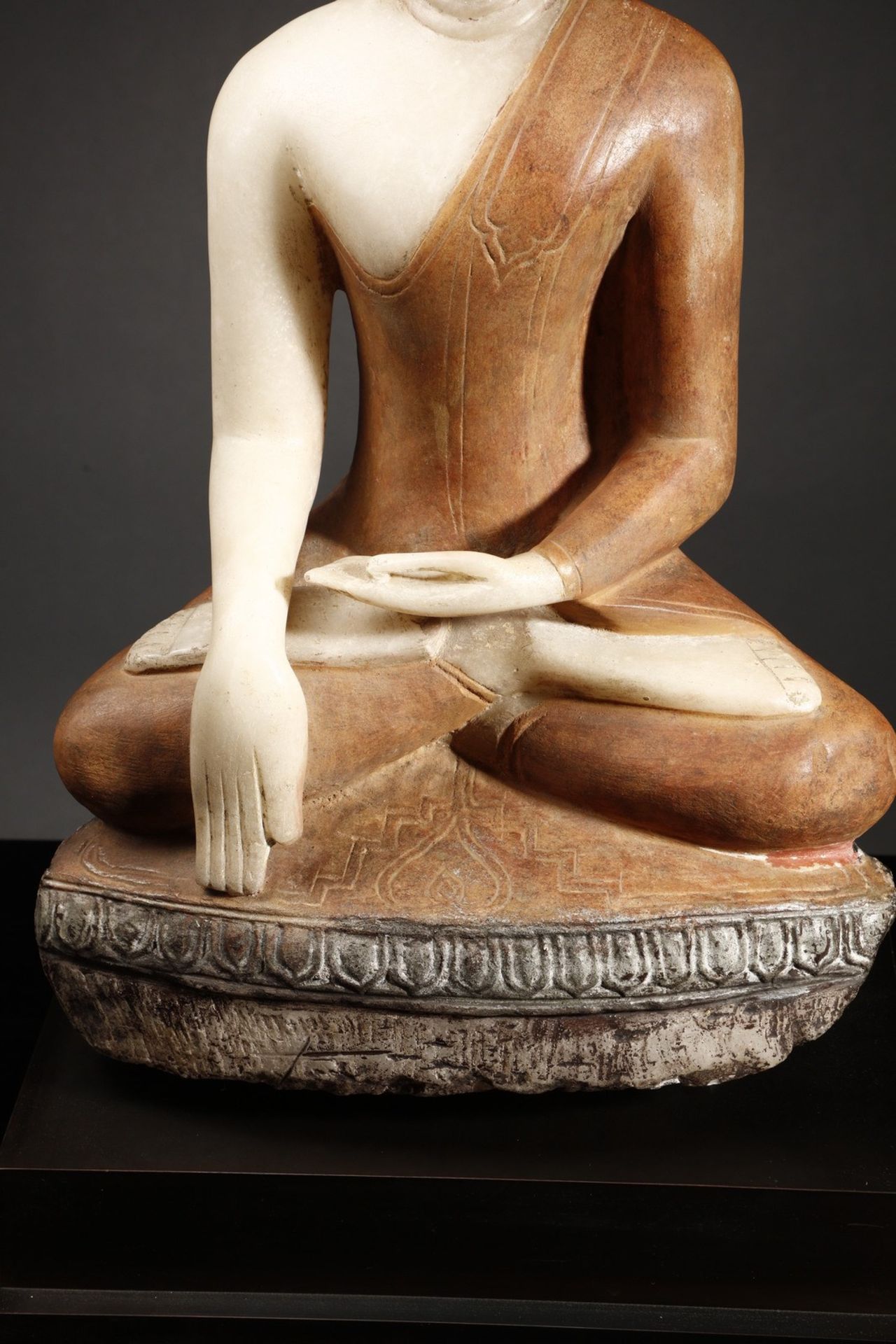 Arte Sud-Est Asiatico  A large brightly painted alabaster Buddha figureBurma, early 19th century . - Bild 9 aus 12