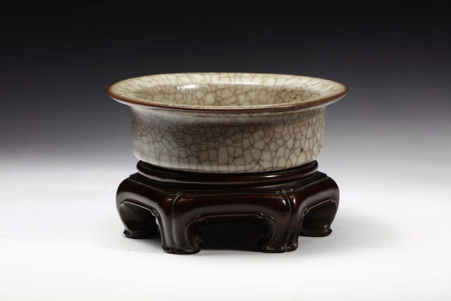 Arte Cinese  A craquelé porcelain censerChina, Qing dynasty, 18th century (?).