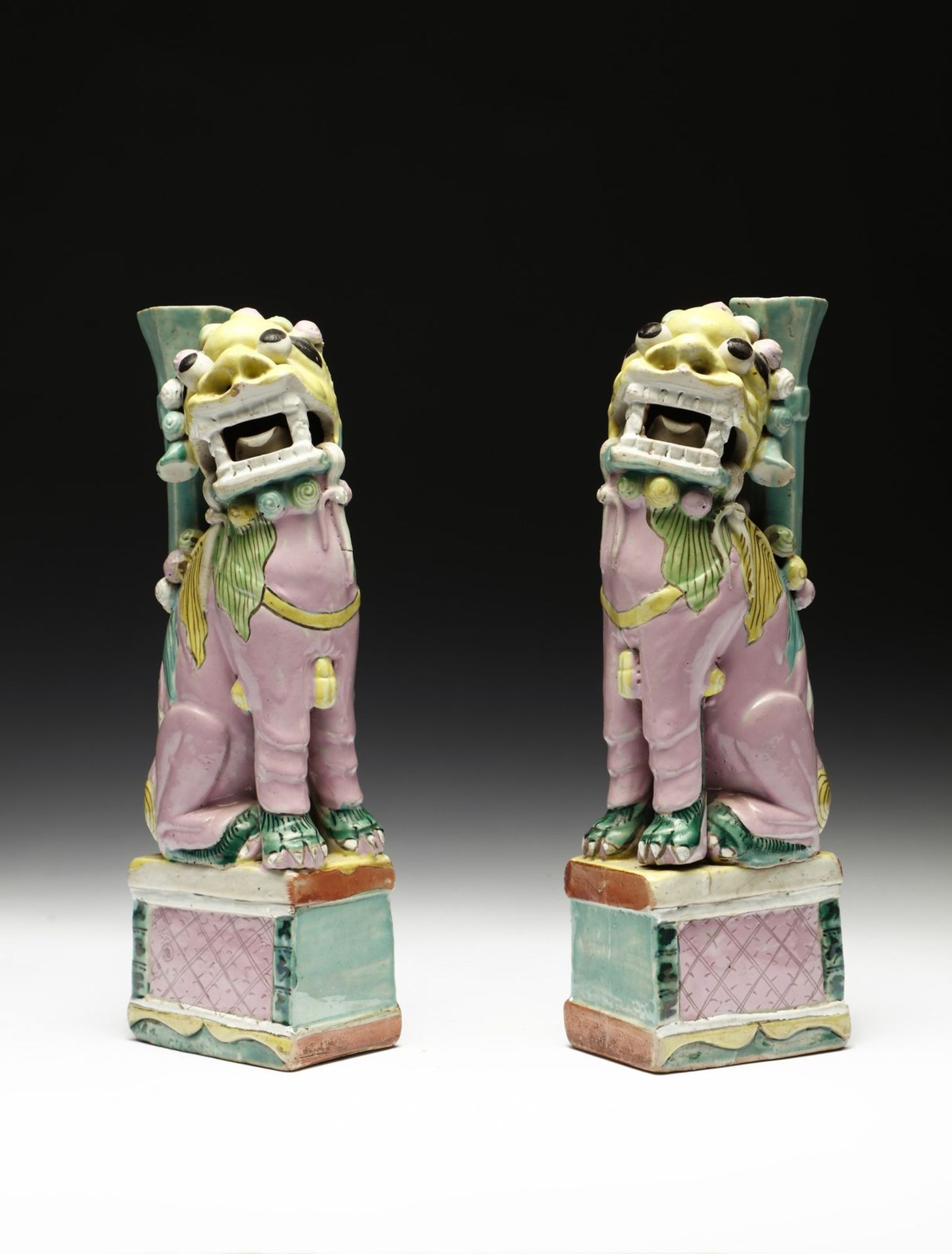 Arte Cinese  A pair of polychrome porcelain lion shaped incense holdersChina, Qing dynasty, 18th cen - Bild 2 aus 6