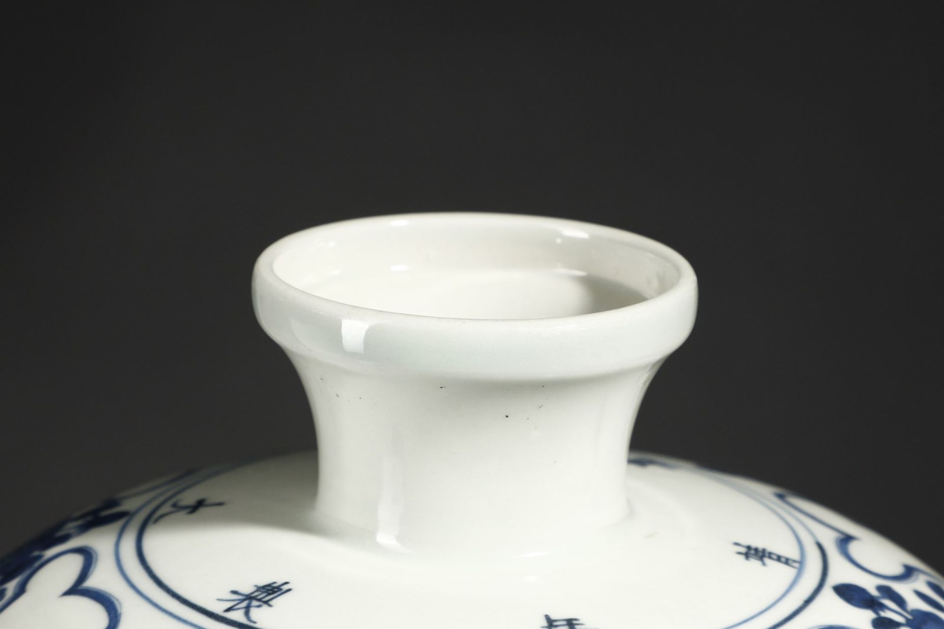 Arte Cinese  A large porcelain meipingChina, 20th century . - Bild 5 aus 5