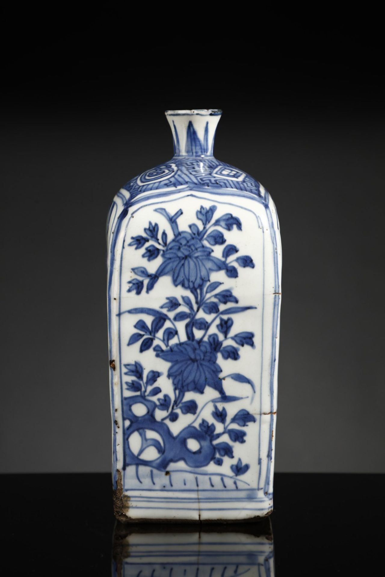 Arte Cinese  A squared faceted blue and white porcelain bottle China, late Ming dynasty, late 16th c - Bild 3 aus 5