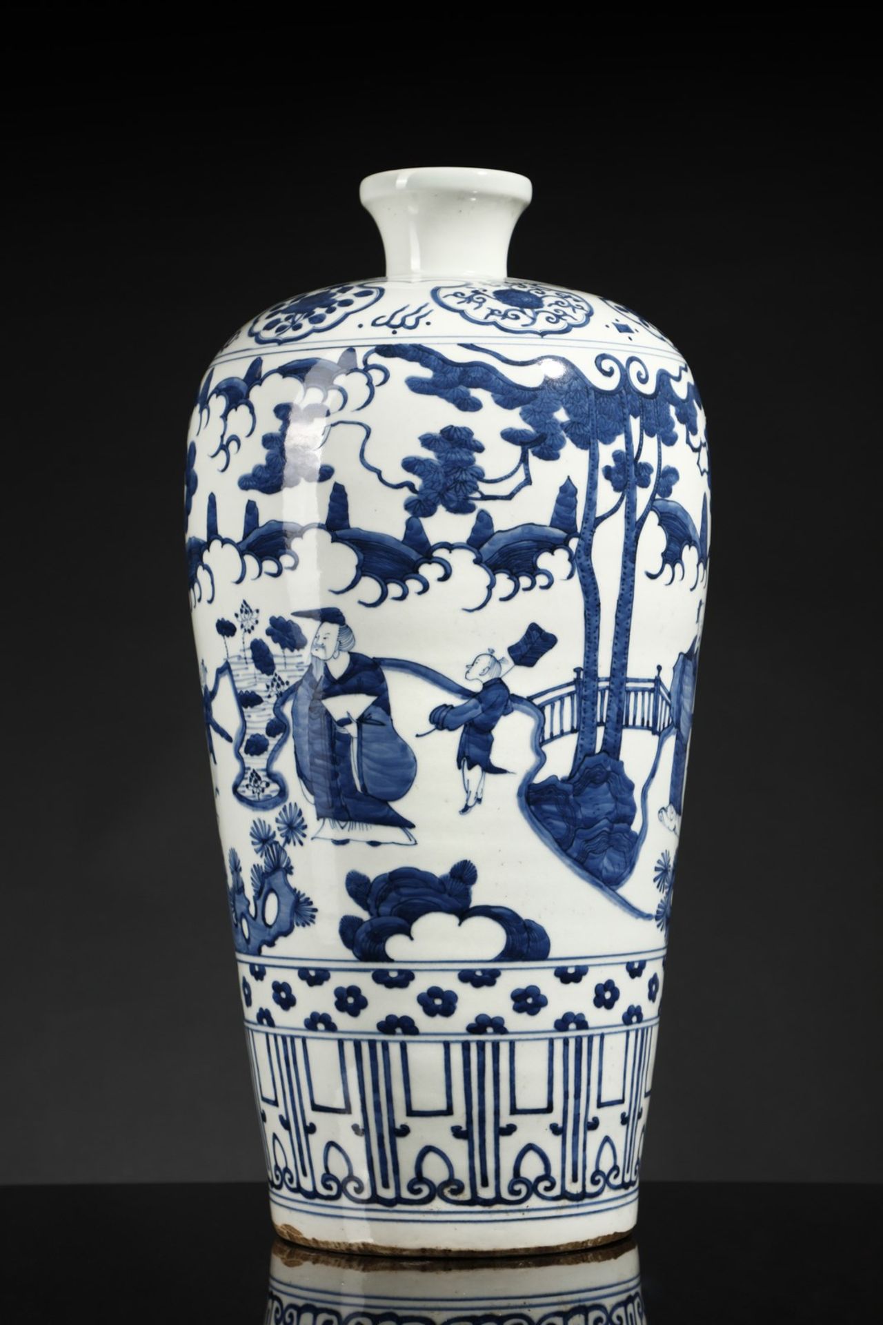 Arte Cinese A large porcelain meipingChina, 20th century .