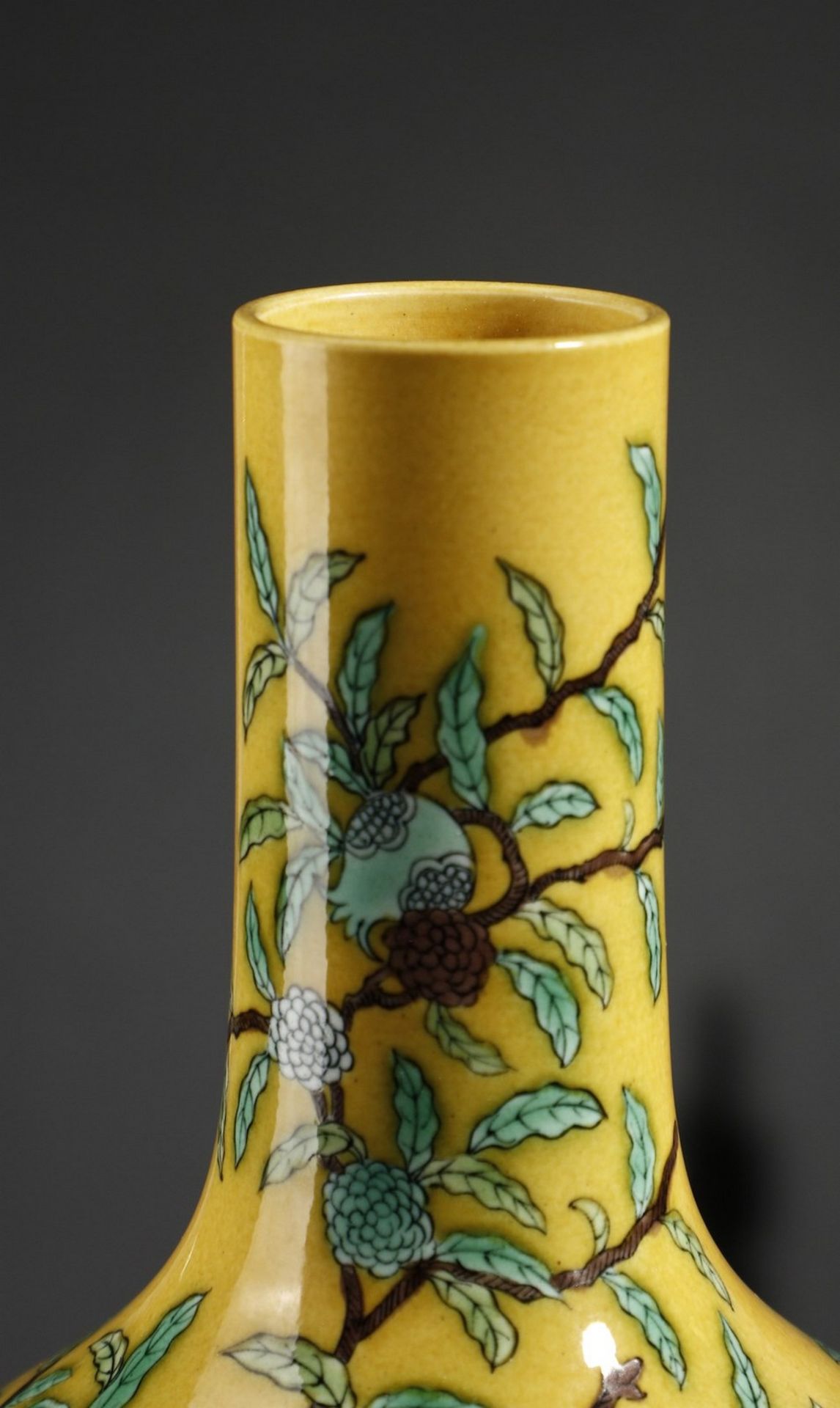 Arte Cinese A porcelain bottle vase over yellow ground China, 20th century . - Image 5 of 5
