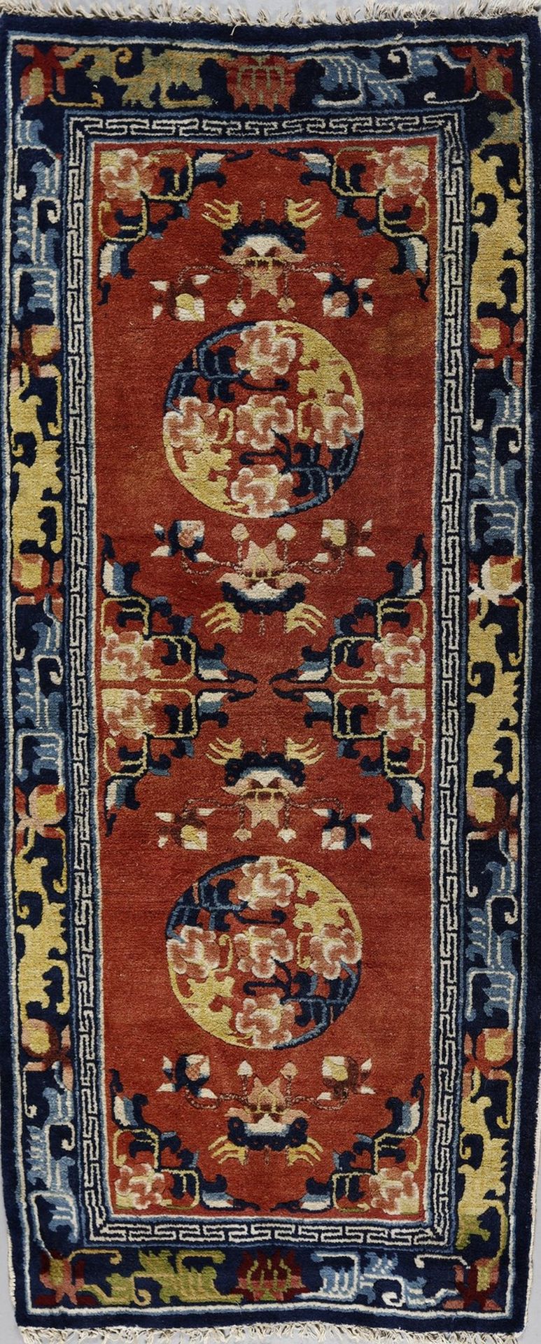 .  A rug decorated with floral medallion Tibet oro Mongolia, 1920-1930.