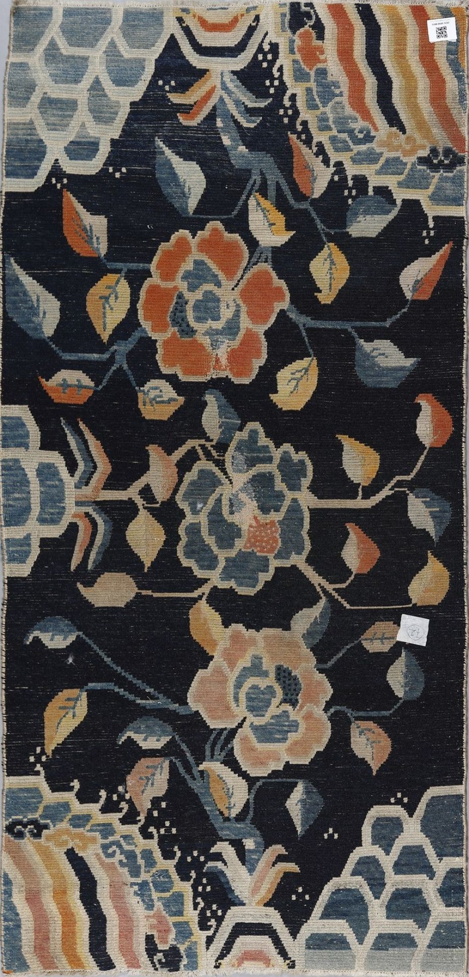 .  A Tibetan rug with peonies early 20th century . - Bild 3 aus 4