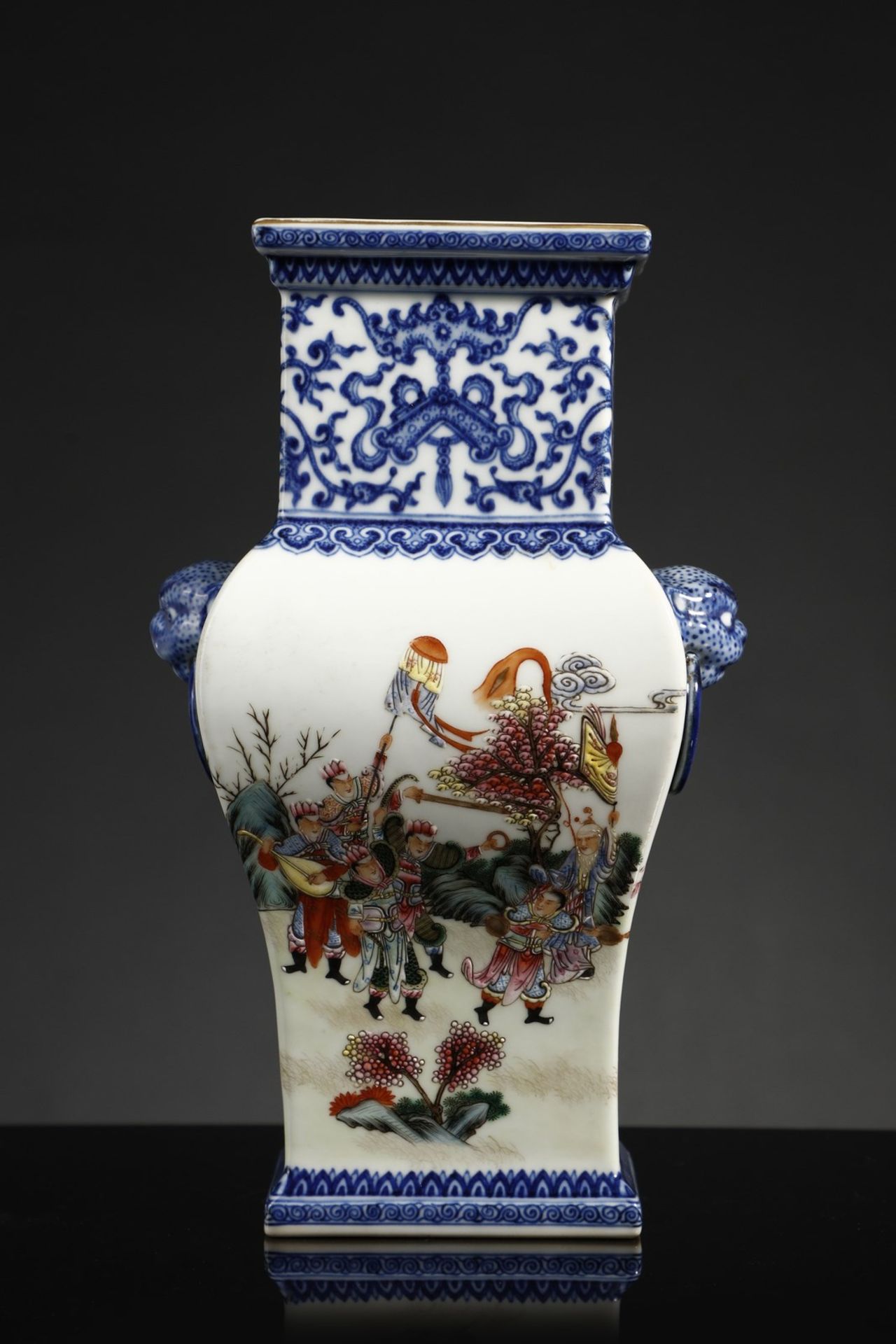 Arte Cinese  A famille rose porcelain hu vase bearing a Qianlong mark at the base China, Qing dynast - Bild 3 aus 7