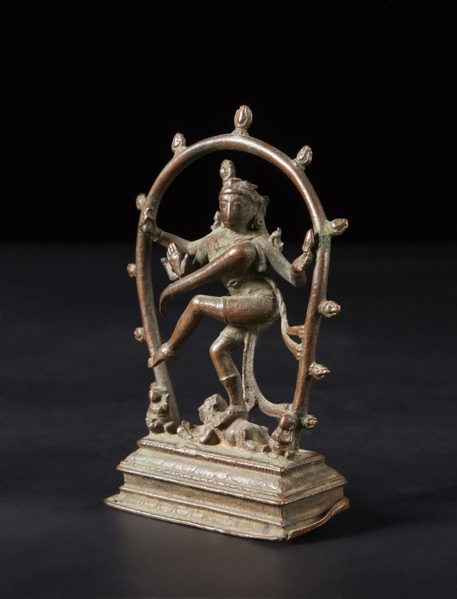 Arte Indiana  A bronze Shiva Nataraja devotional figure India, Tamil Nadu, Chola Period, 13th-14th c - Bild 4 aus 6