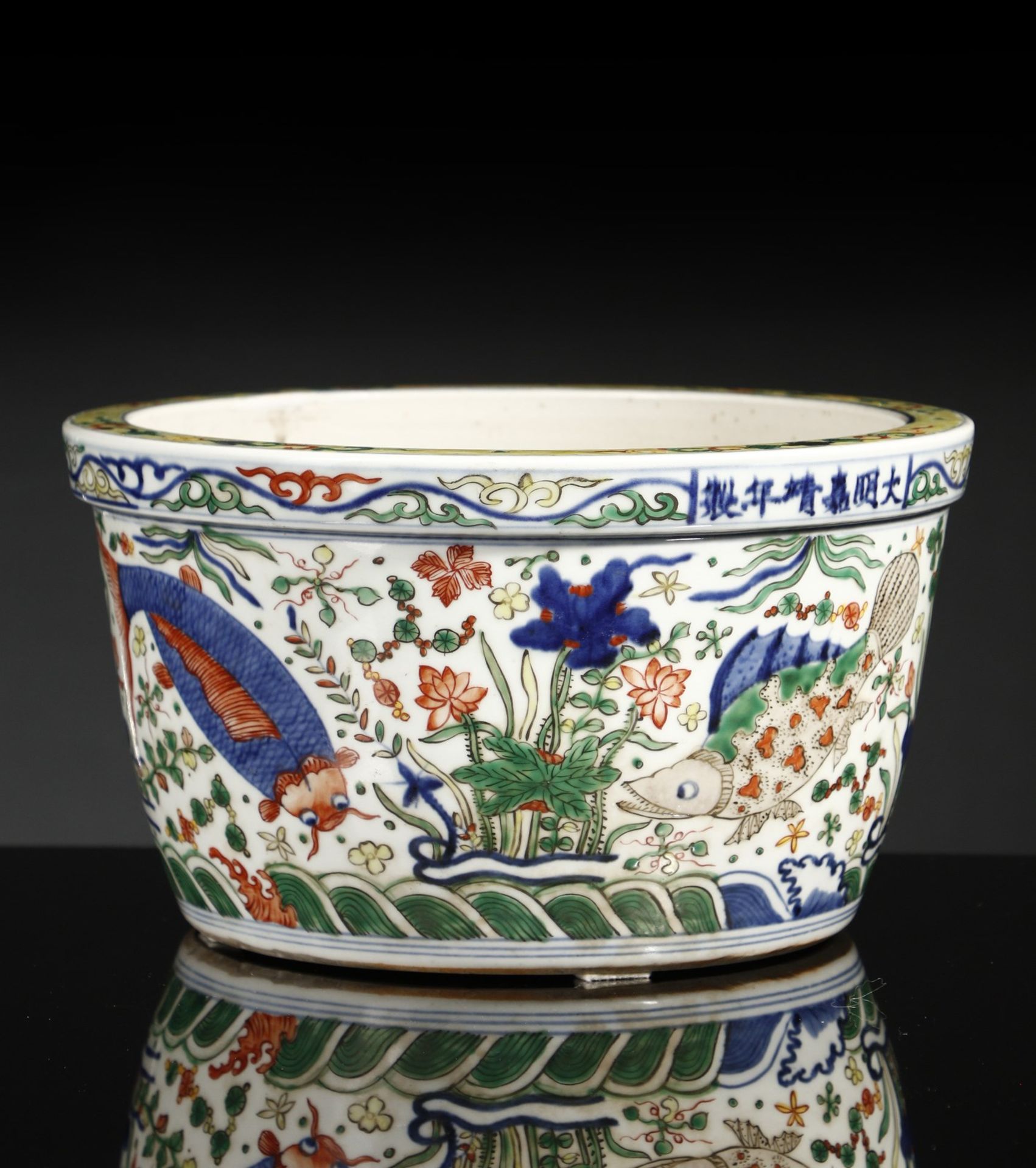 Arte Cinese  A small wucai cachepot China, Qing dynasty, 19th century (?).