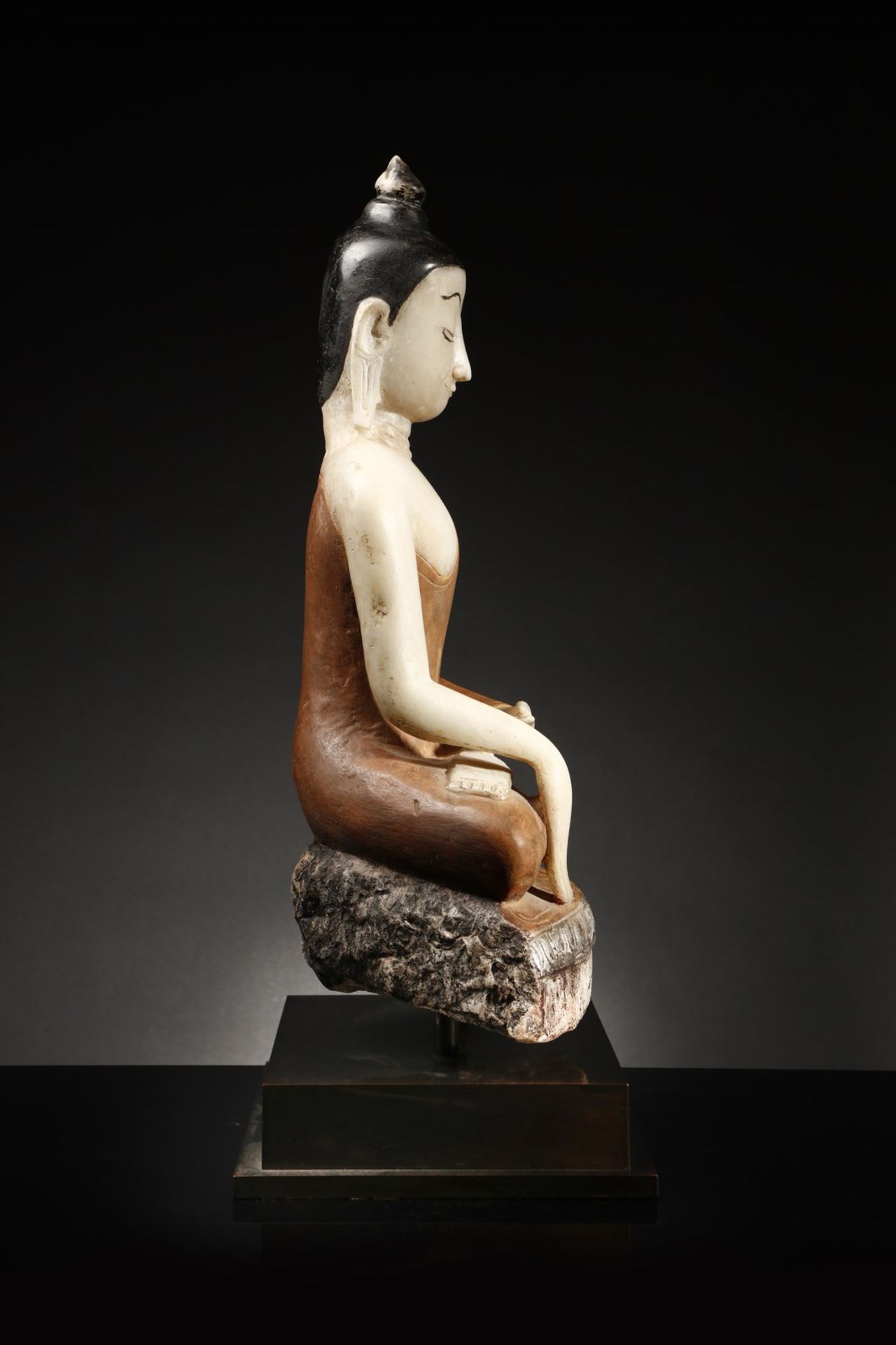 Arte Sud-Est Asiatico  A large brightly painted alabaster Buddha figureBurma, early 19th century . - Bild 4 aus 12