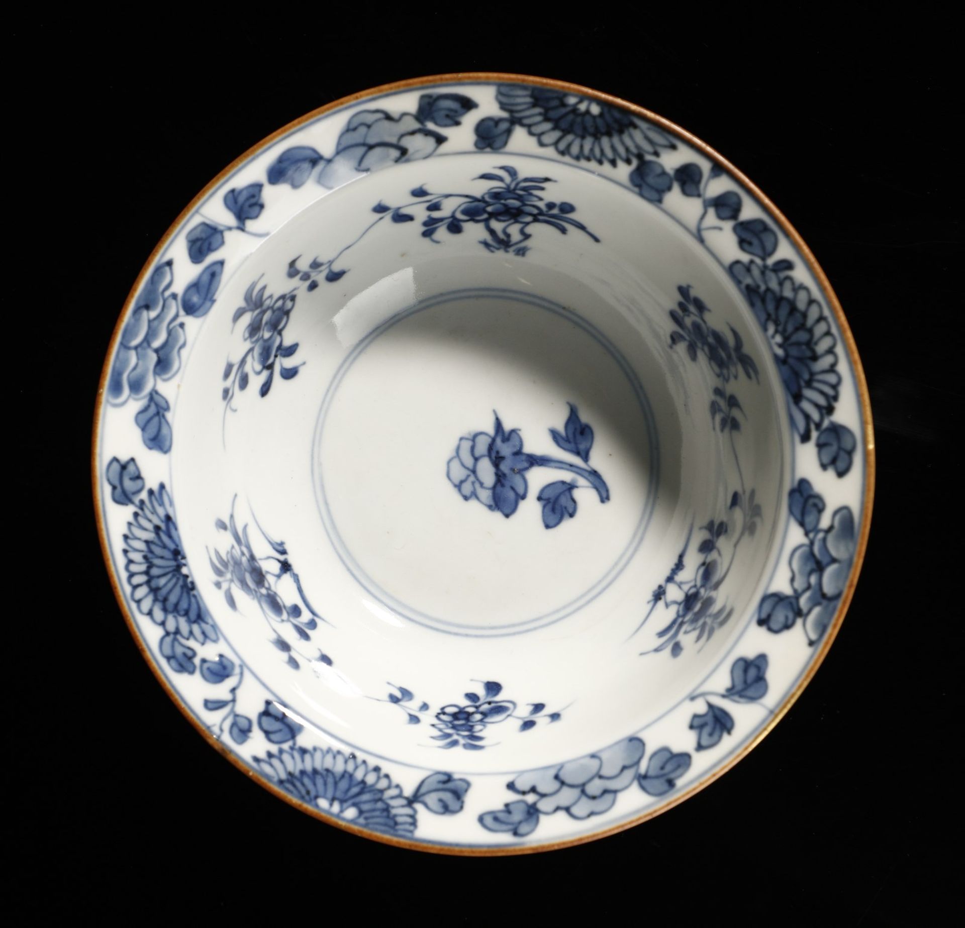 Arte Cinese  A blue and white porcelain bowl with floral decoration China, Qing dynasty, 17th centur - Bild 4 aus 5