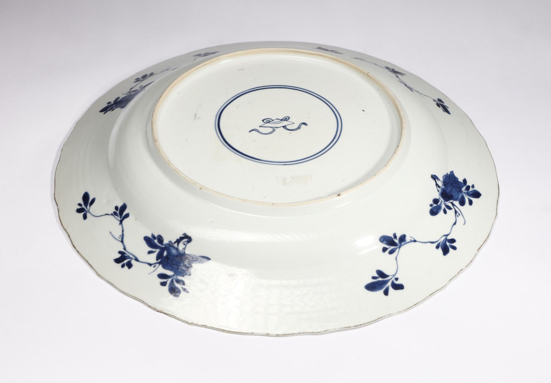 Arte Cinese  A blue and white porcelain charger China, Qing dyansty, Kangxi mark and period (1661-17 - Bild 3 aus 3