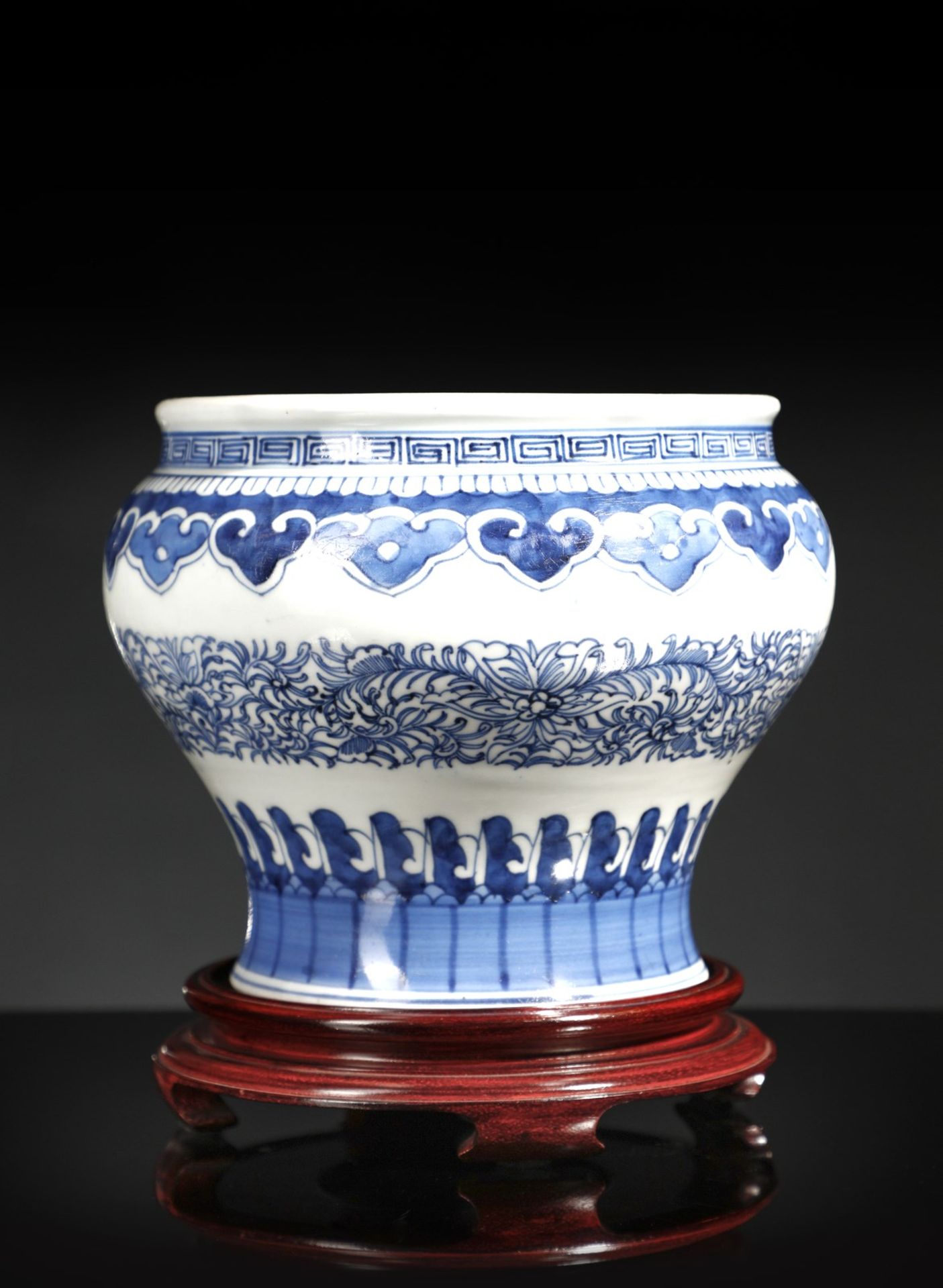 Arte Cinese  A blue and white porcelain vaseChina, Qing dynasty, 18th century. - Bild 6 aus 7